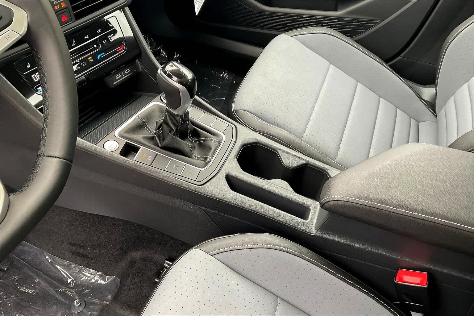 2025 Volkswagen Jetta SE - Photo 14