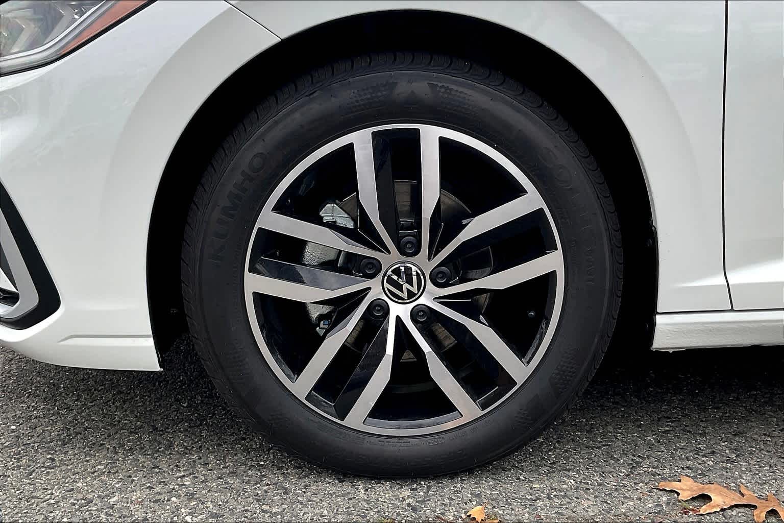 2025 Volkswagen Jetta SE - Photo 8