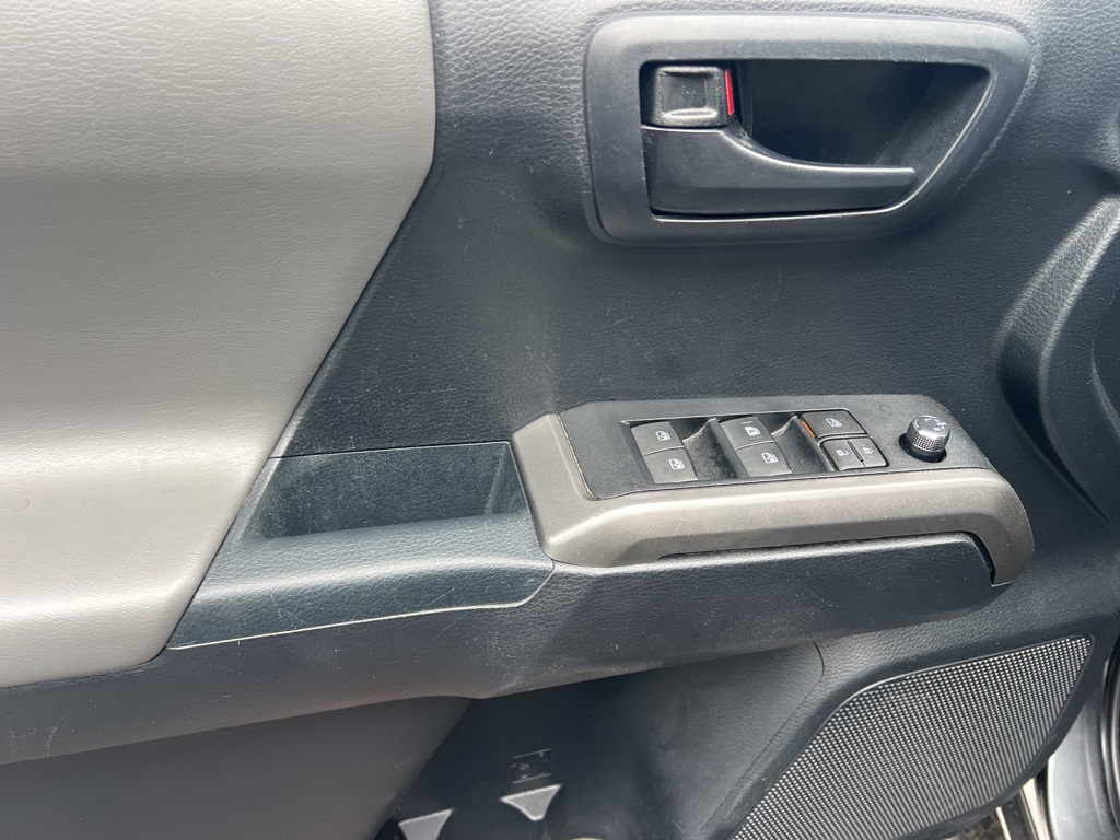 2018 Toyota Tacoma SR5 - Photo 9
