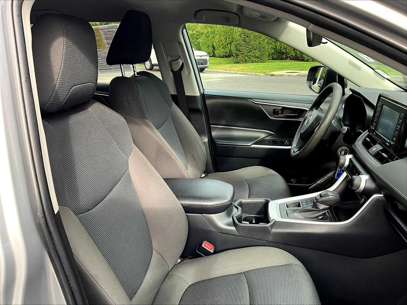 2022 Toyota RAV4 LE - Photo 11