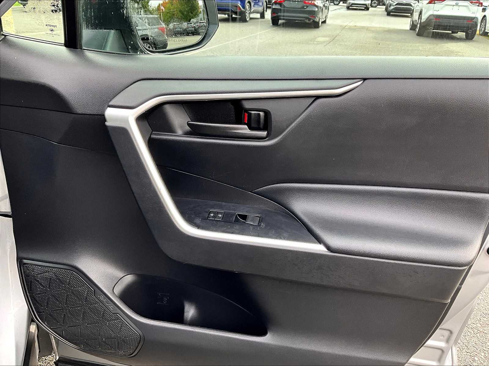 2022 Toyota RAV4 LE - Photo 12