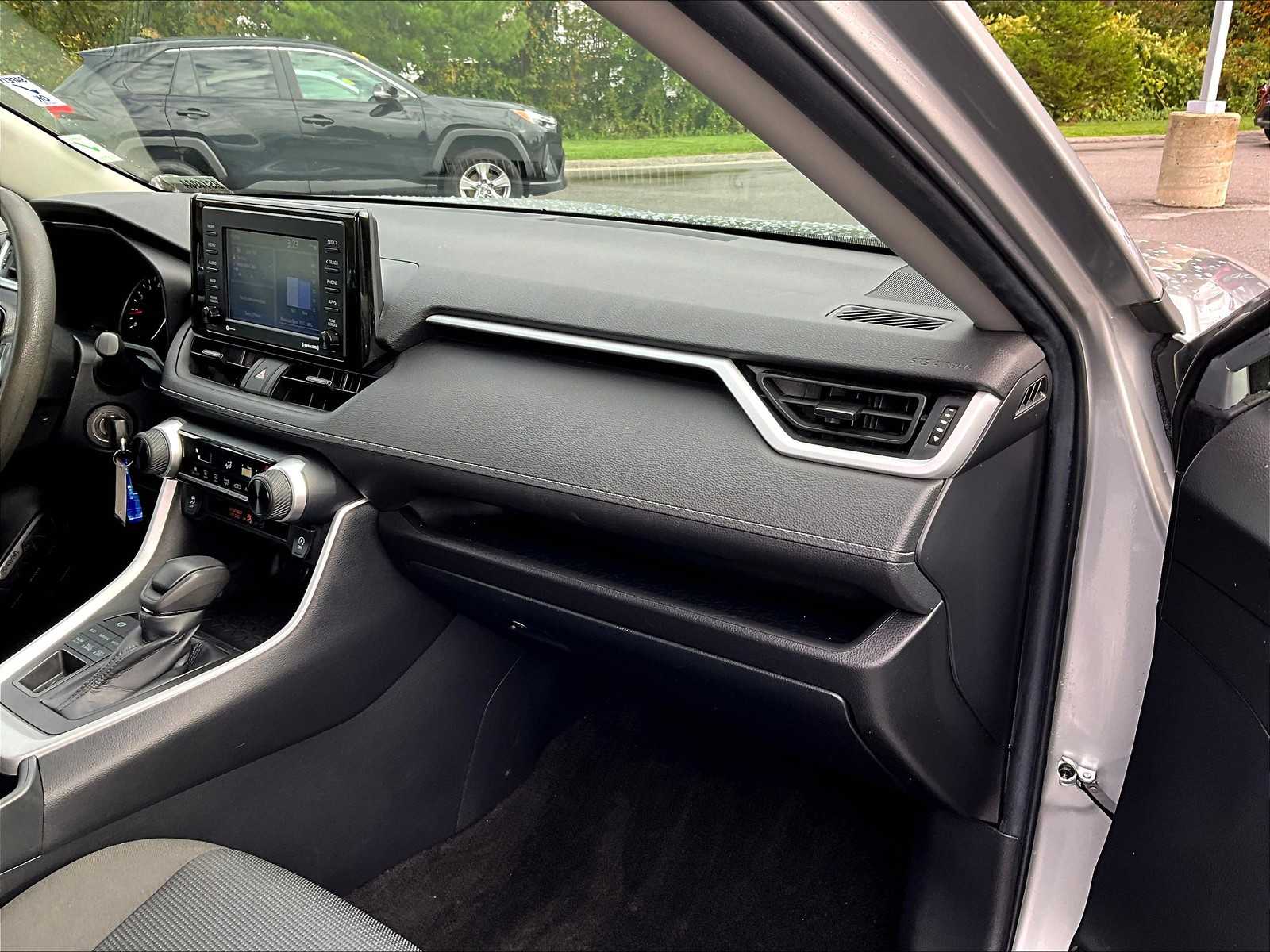 2022 Toyota RAV4 LE - Photo 13