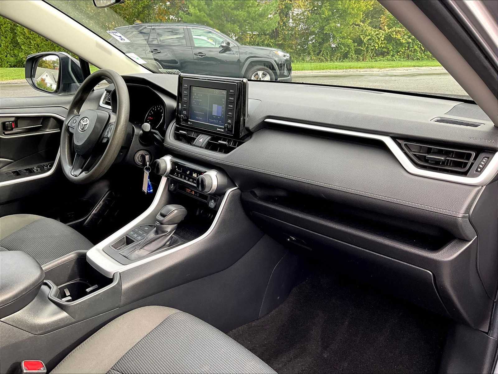 2022 Toyota RAV4 LE - Photo 14