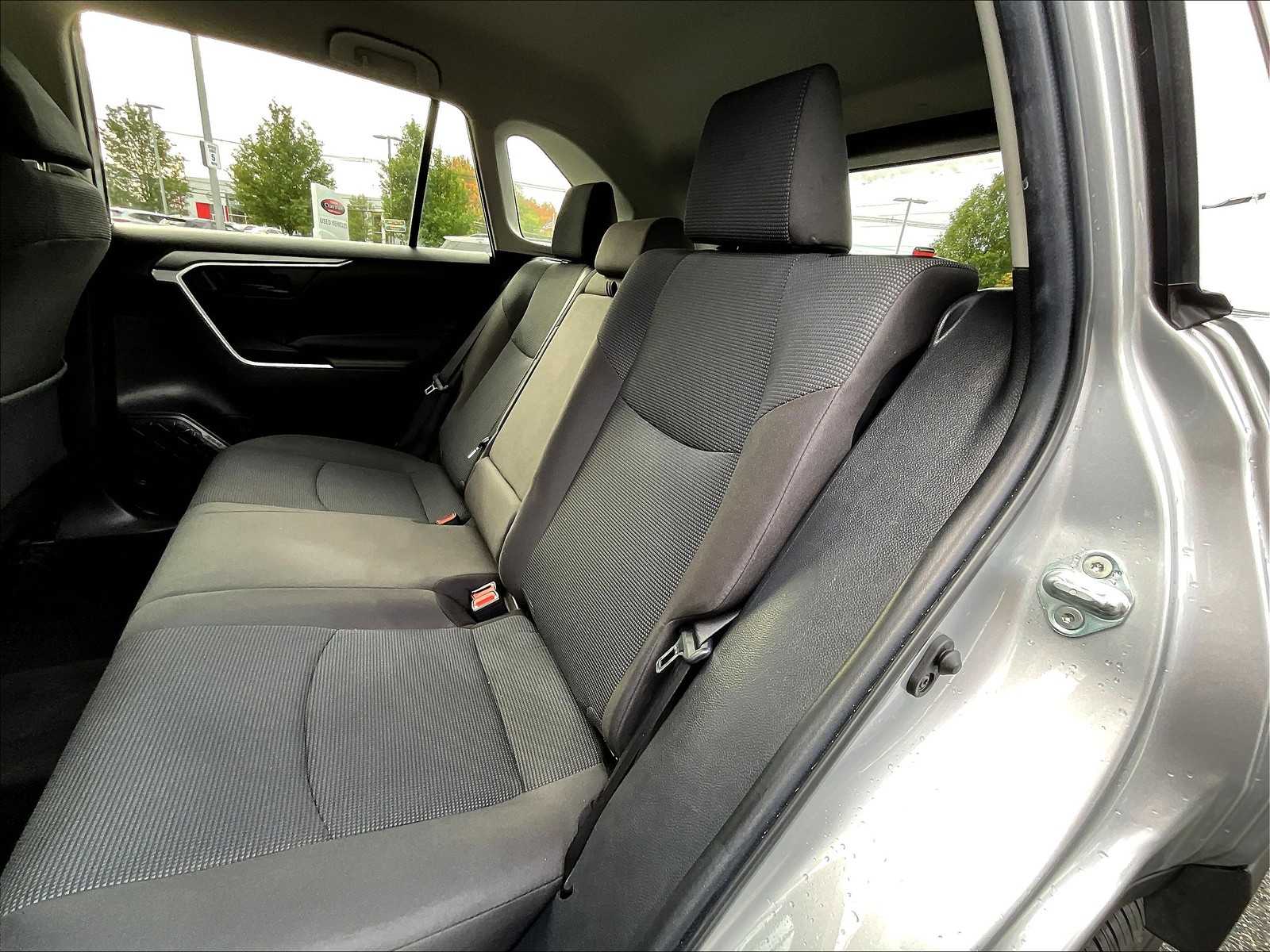 2022 Toyota RAV4 LE - Photo 15