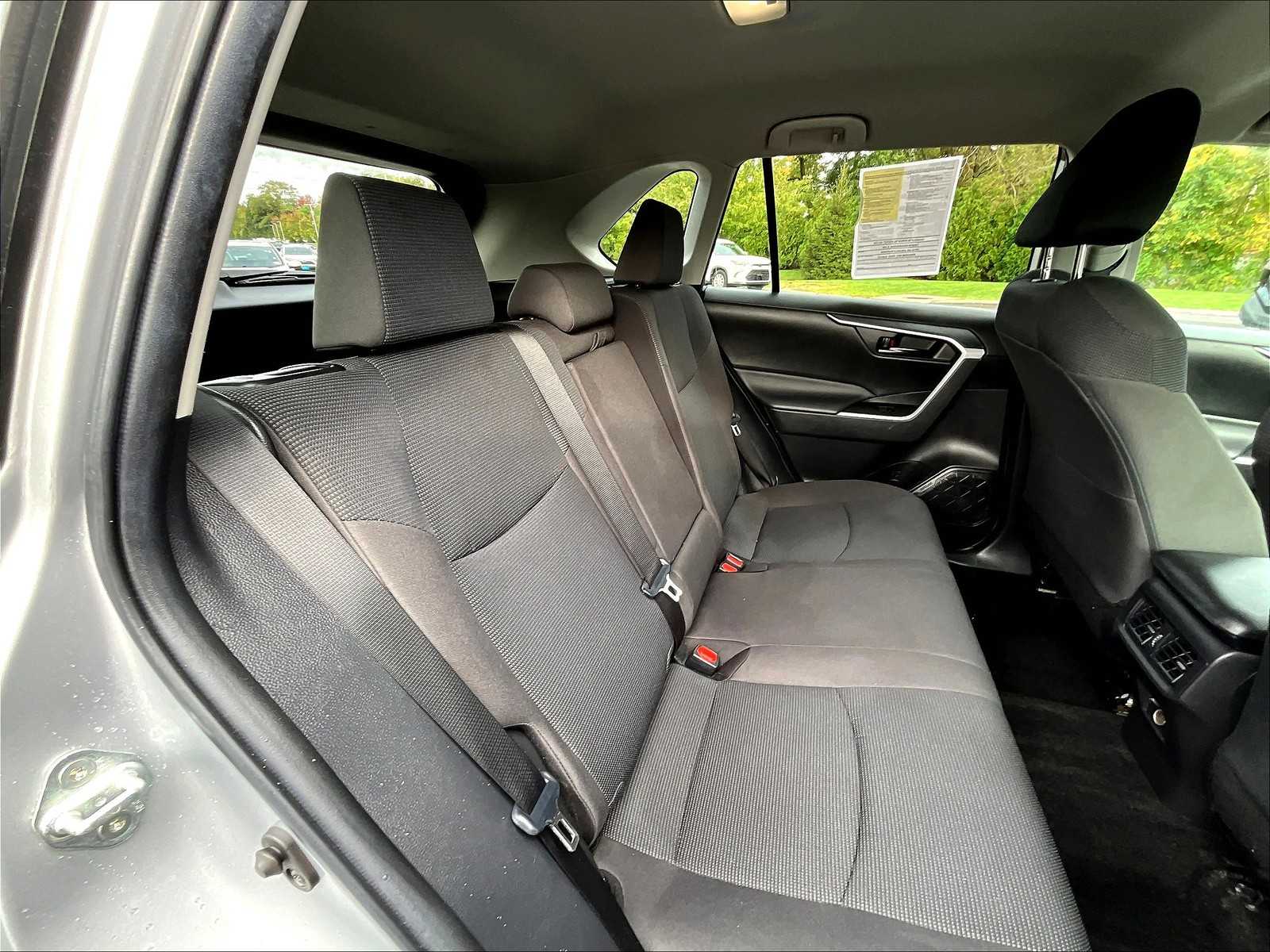 2022 Toyota RAV4 LE - Photo 16
