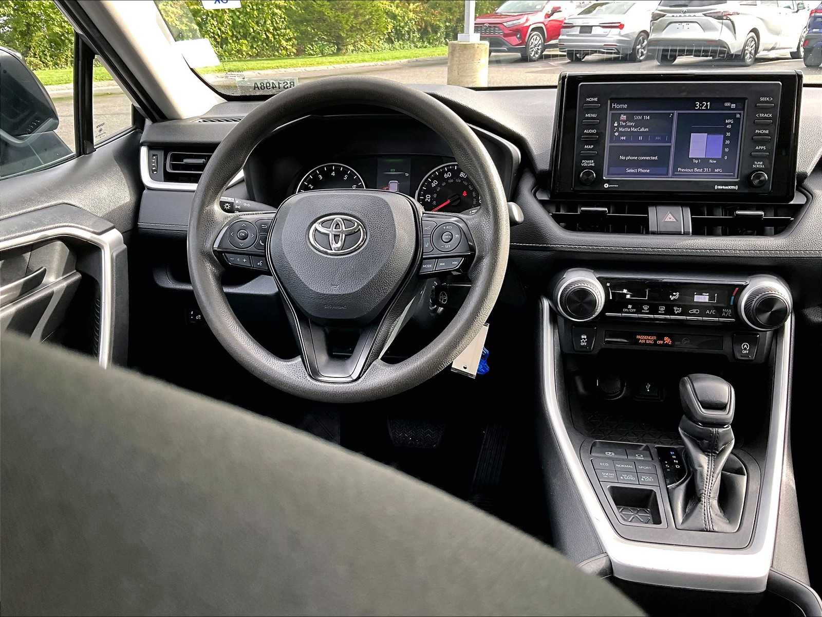 2022 Toyota RAV4 LE - Photo 17