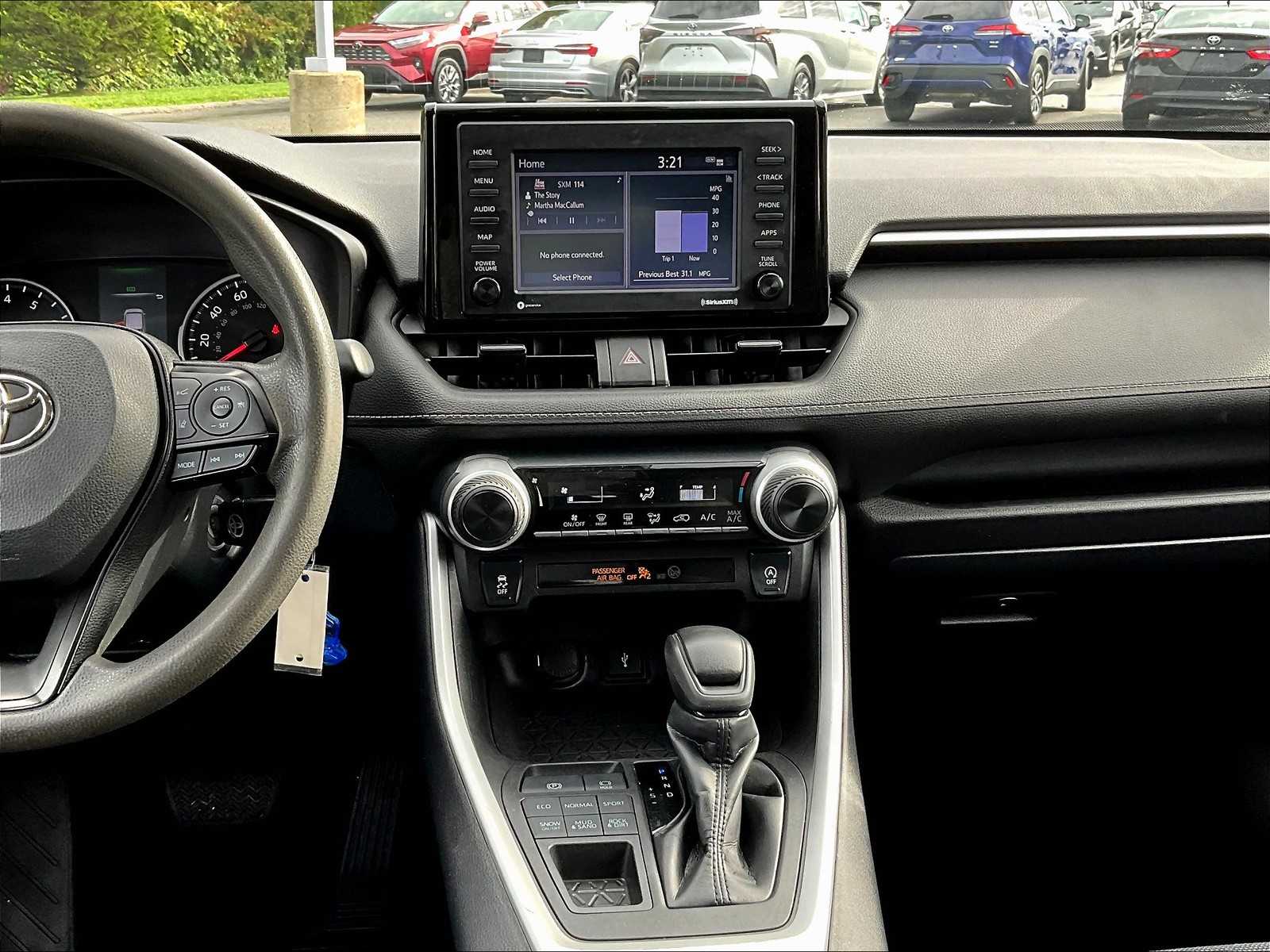 2022 Toyota RAV4 LE - Photo 18