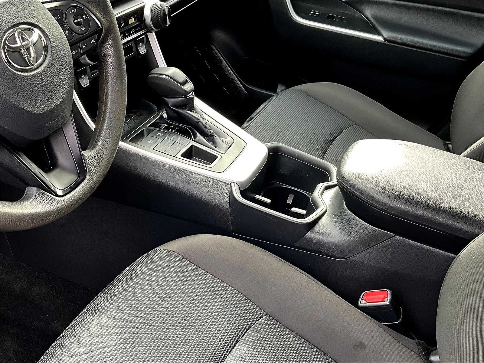 2022 Toyota RAV4 LE - Photo 20