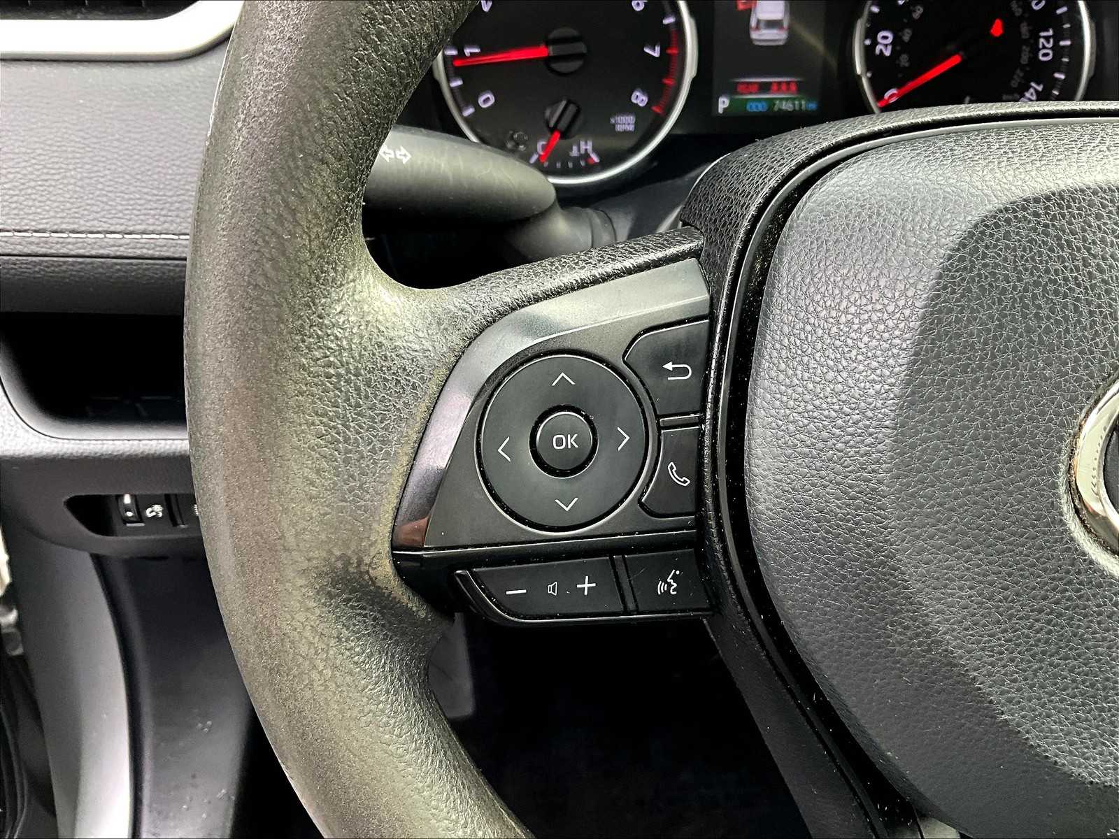 2022 Toyota RAV4 LE - Photo 22