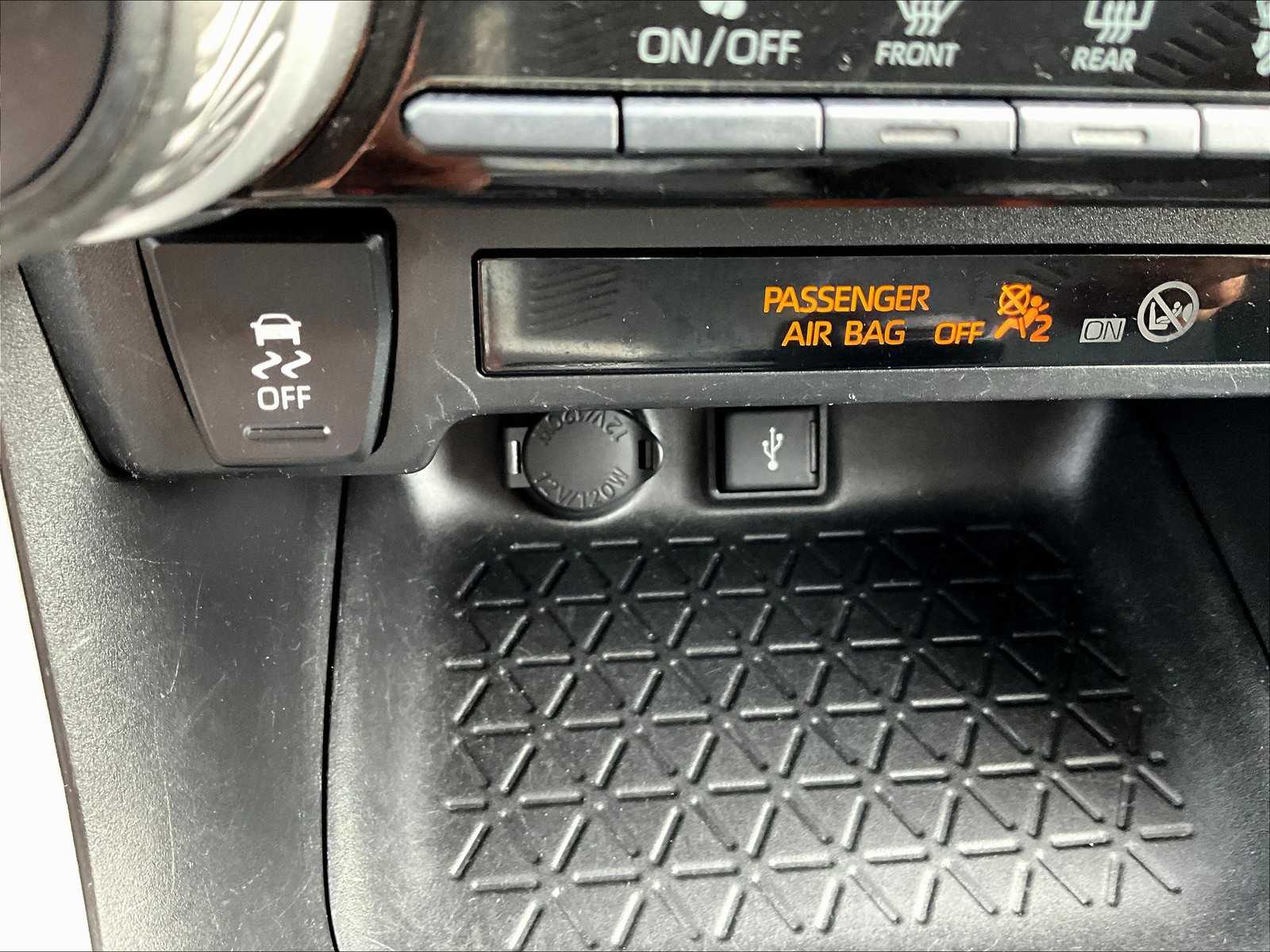 2022 Toyota RAV4 LE - Photo 26