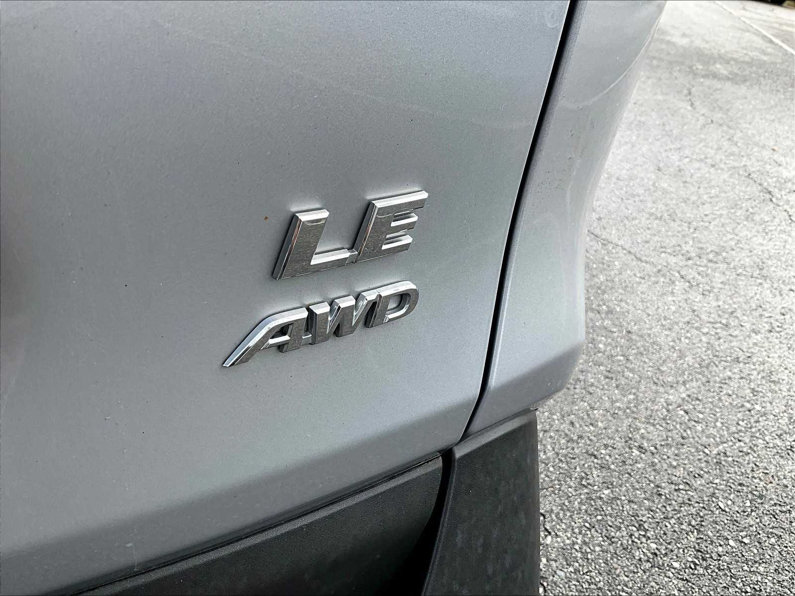 2022 Toyota RAV4 LE - Photo 28