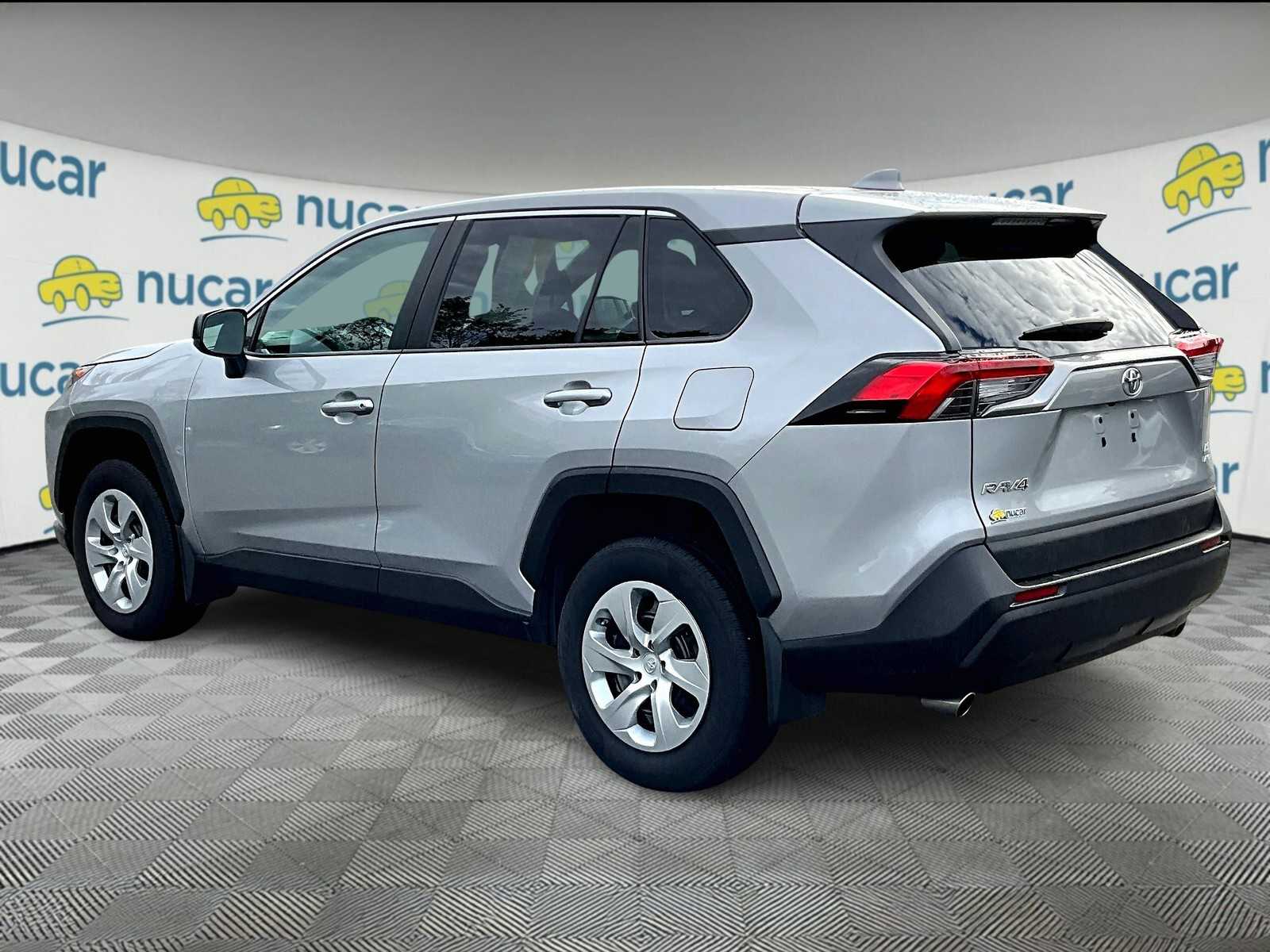 2022 Toyota RAV4 LE - Photo 4