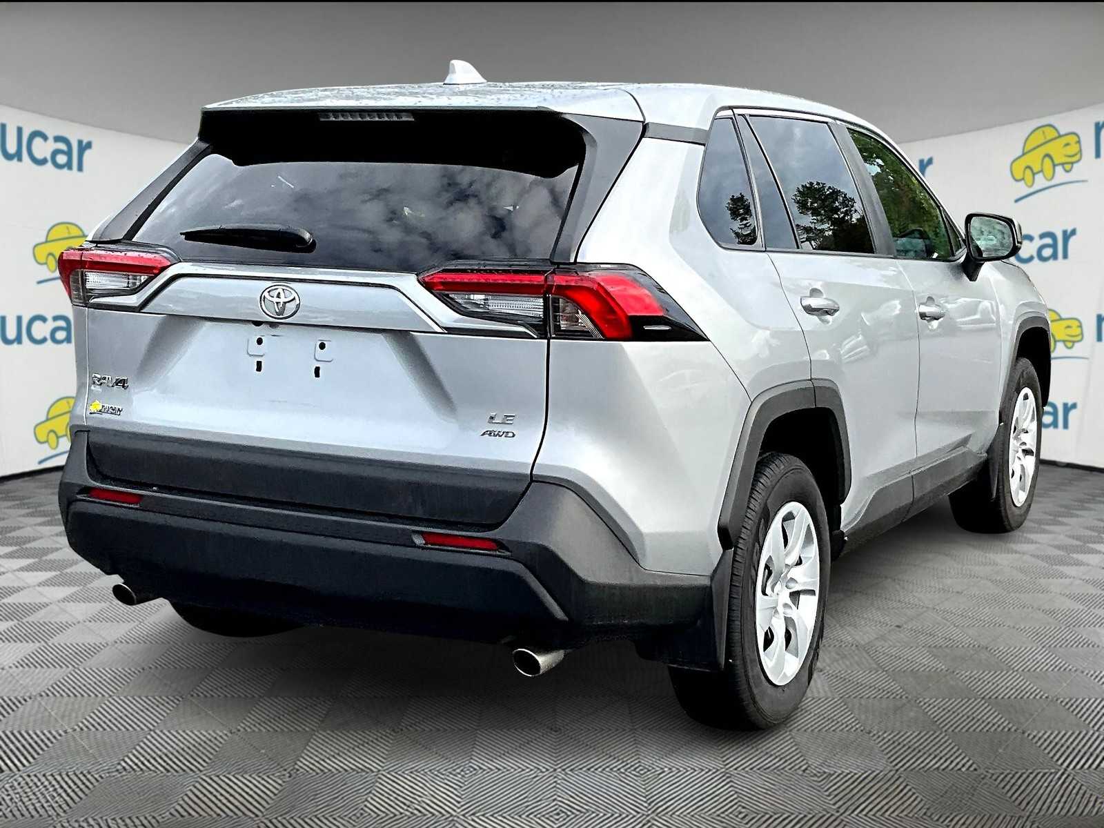 2022 Toyota RAV4 LE - Photo 6