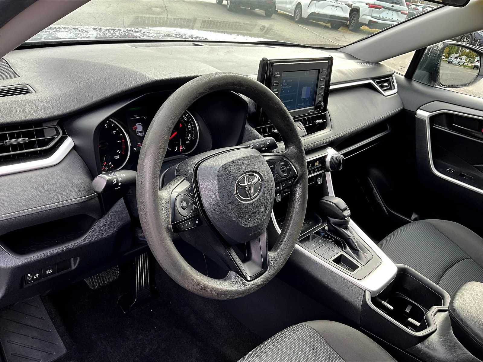 2022 Toyota RAV4 LE - Photo 8