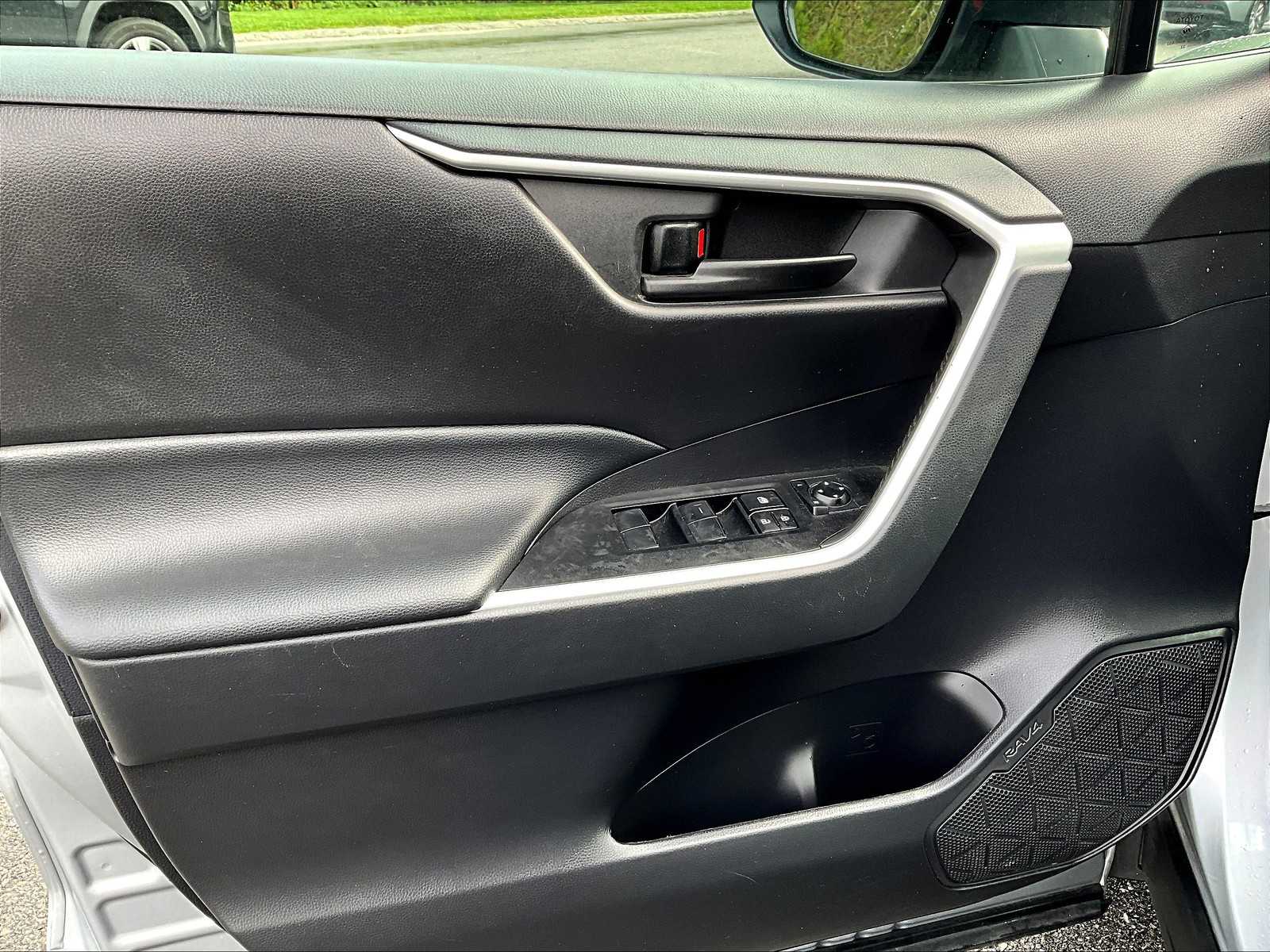 2022 Toyota RAV4 LE - Photo 9