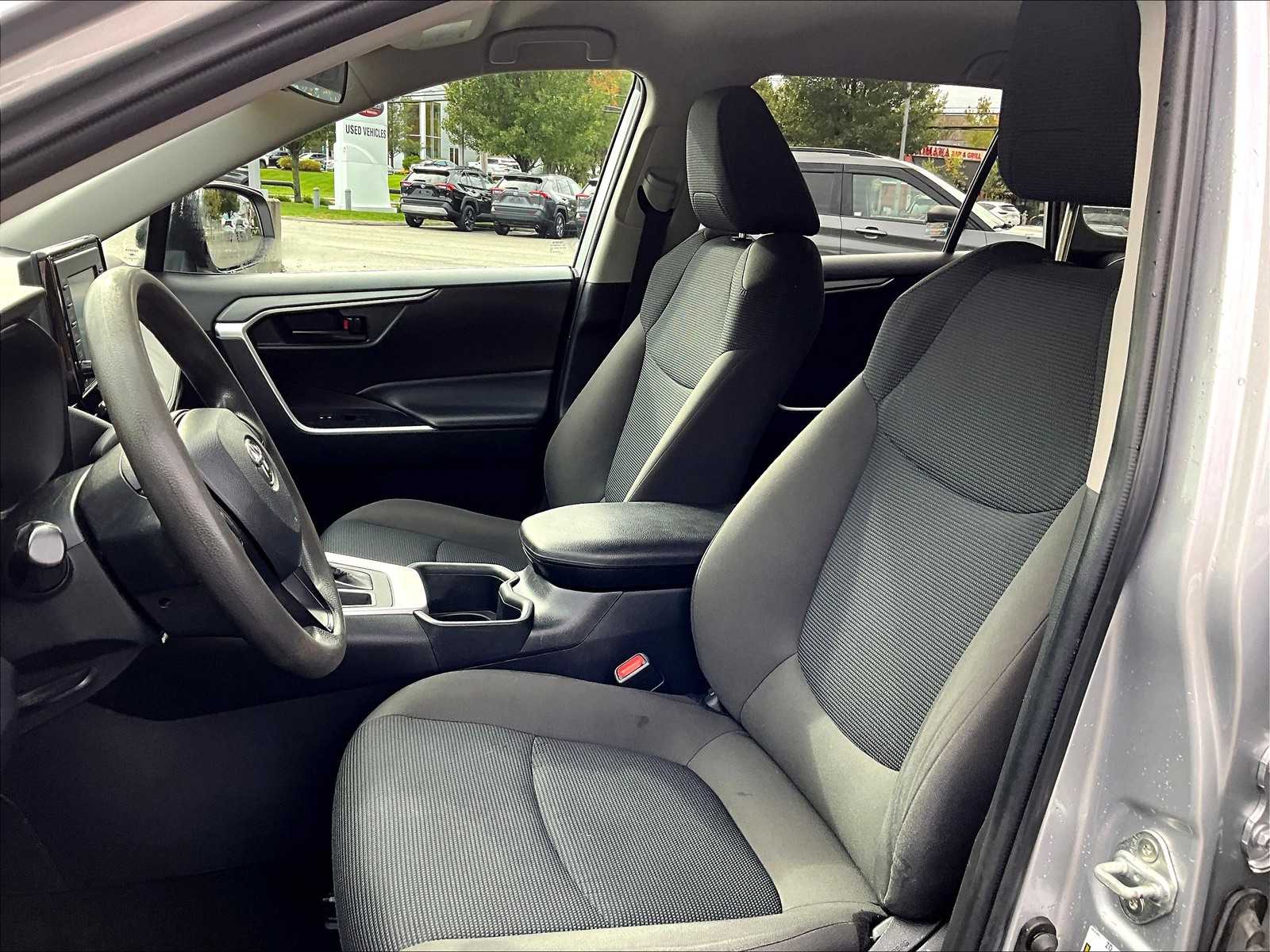 2022 Toyota RAV4 LE - Photo 10