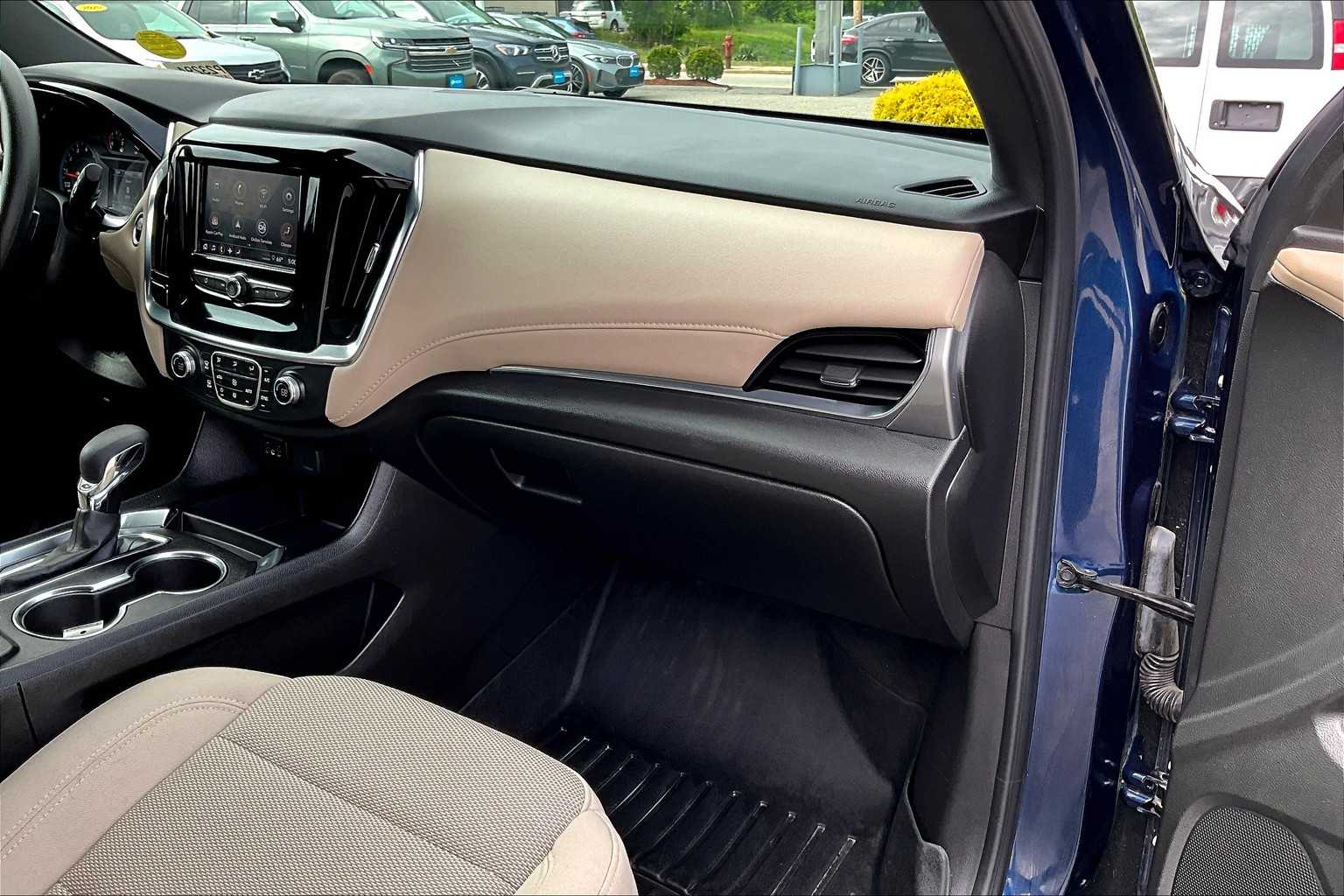 2022 Chevrolet Traverse LS - Photo 13