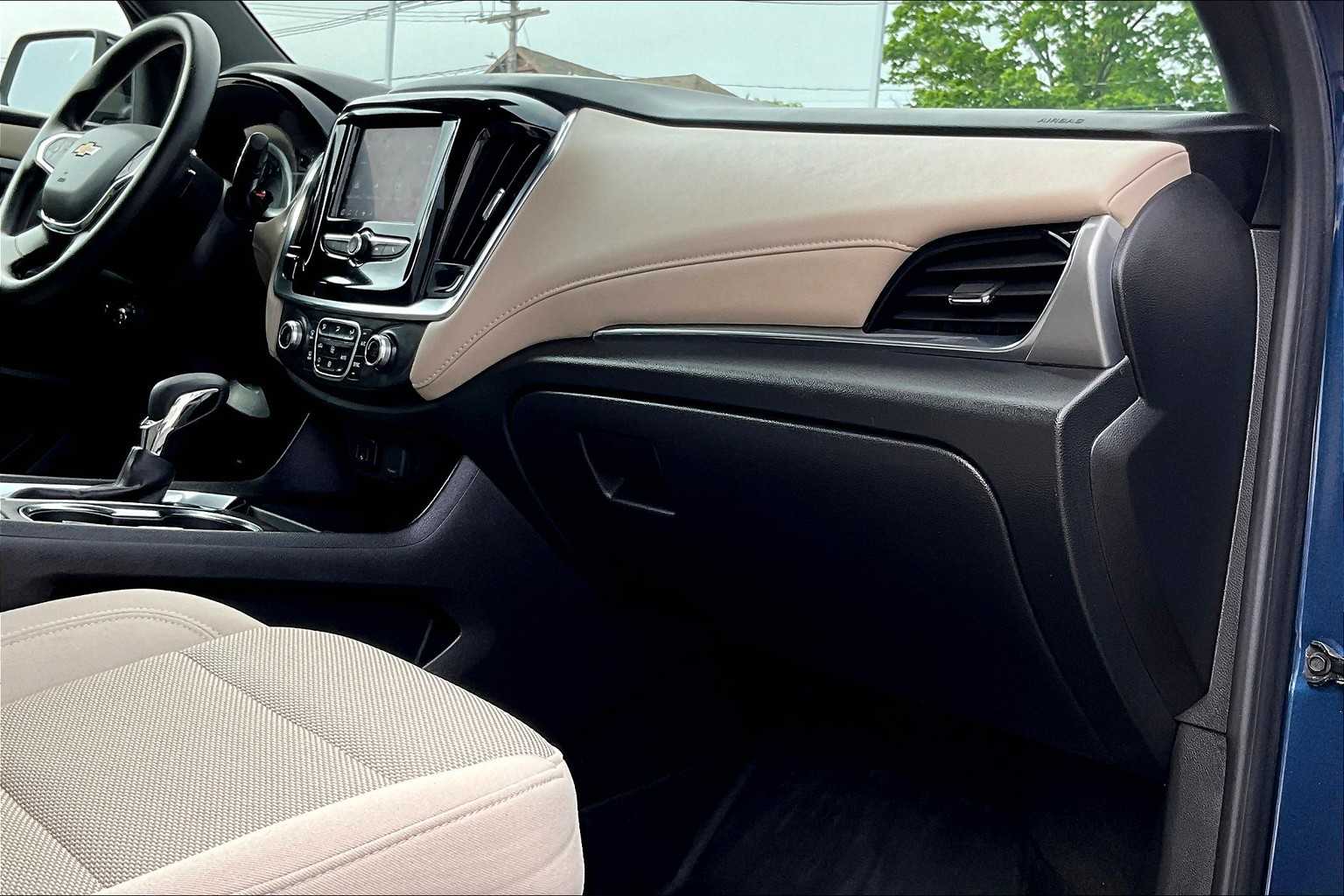 2022 Chevrolet Traverse LS - Photo 14