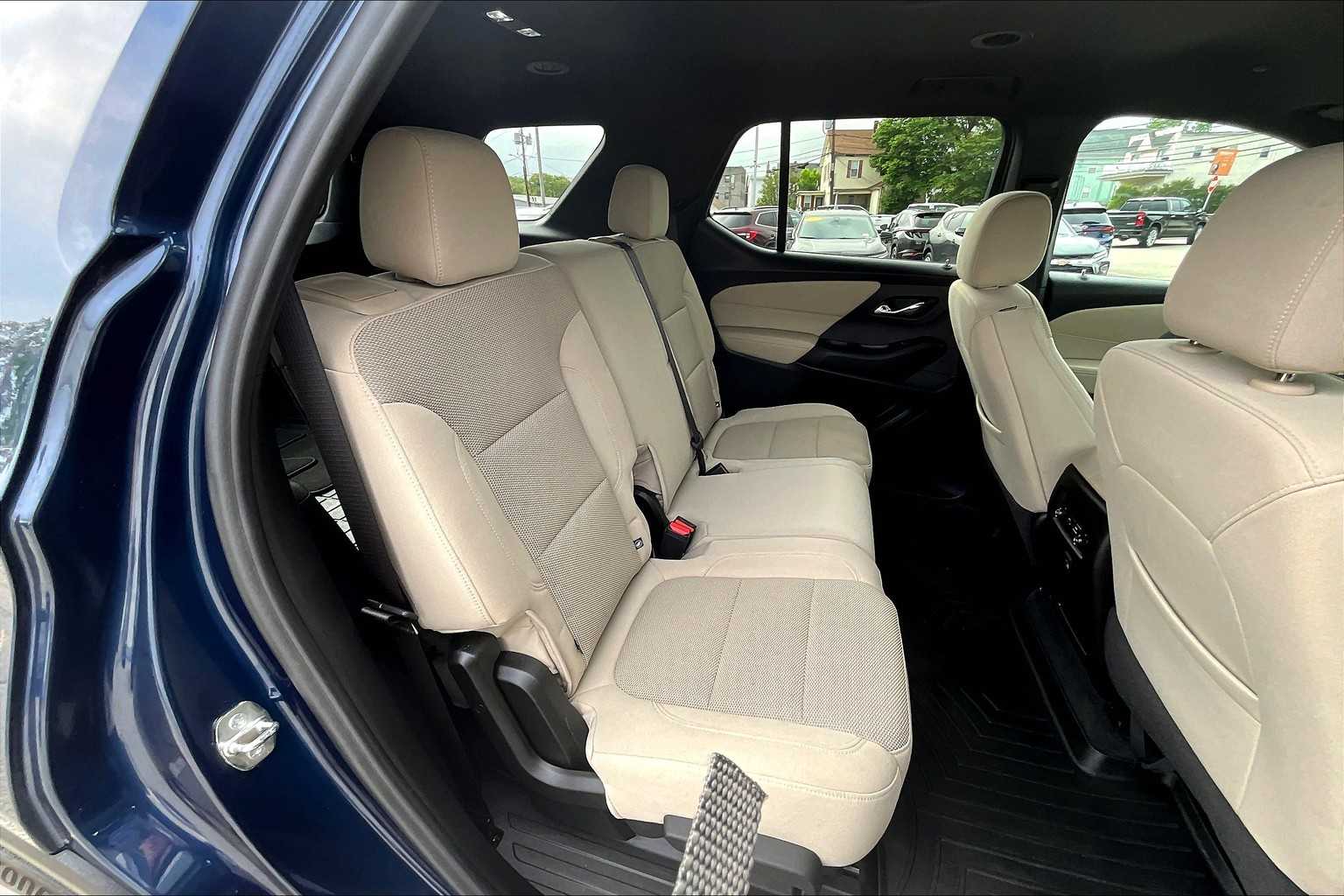 2022 Chevrolet Traverse LS - Photo 16