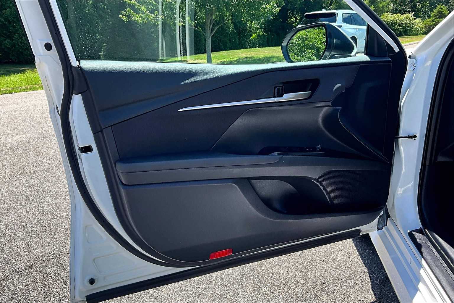2025 Toyota Camry LE - Photo 9
