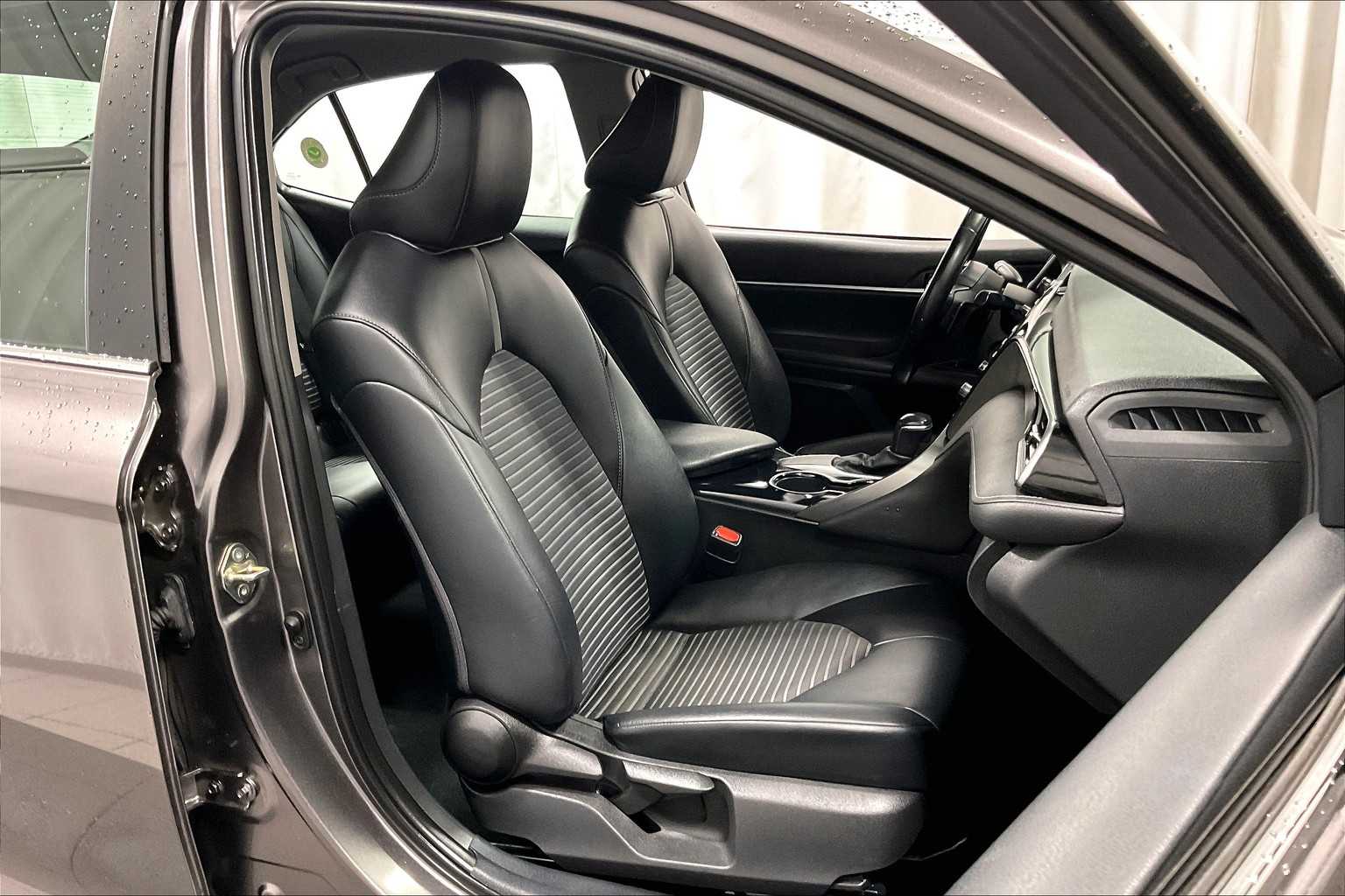 2020 Toyota Camry SE - Photo 11