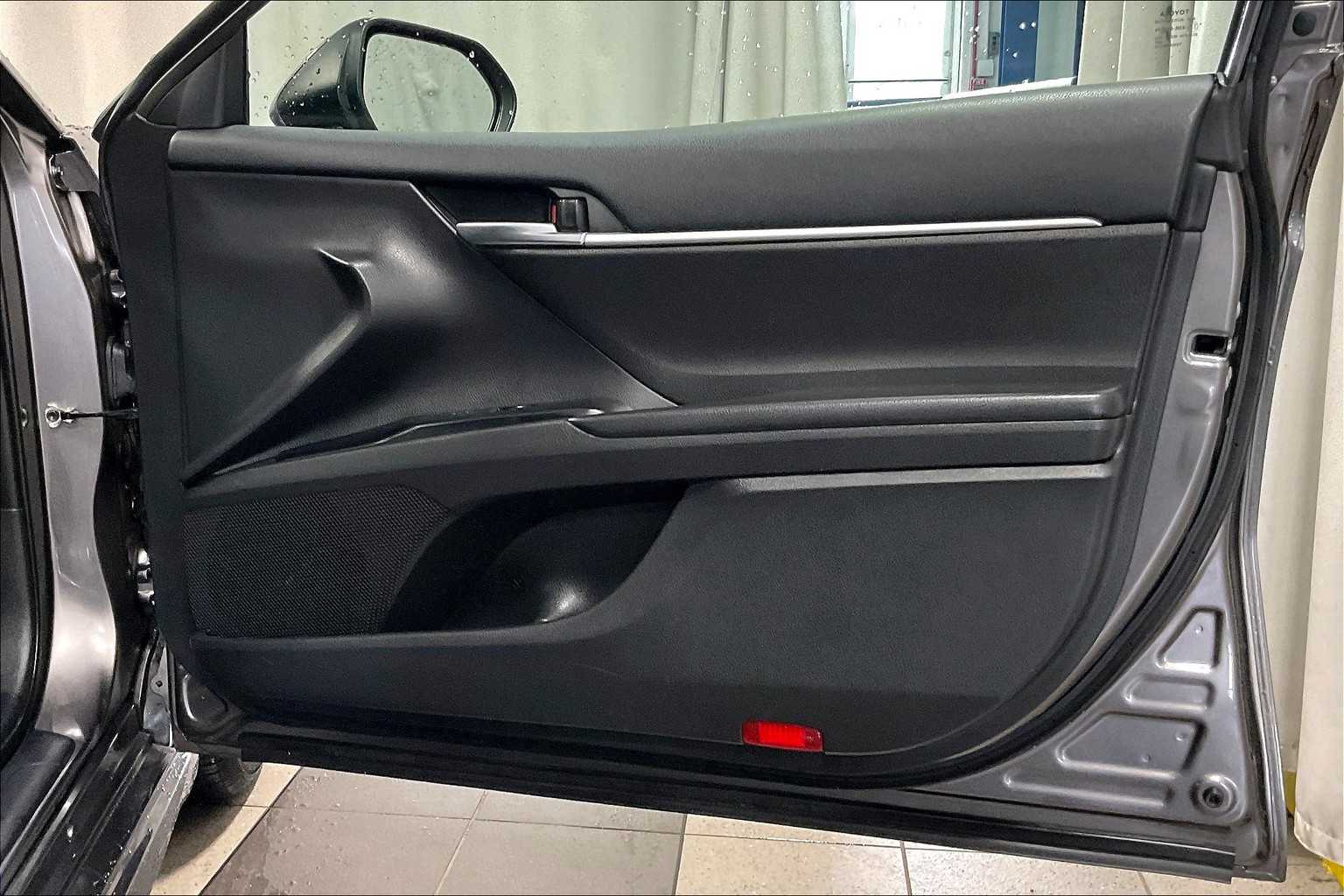 2020 Toyota Camry SE - Photo 12