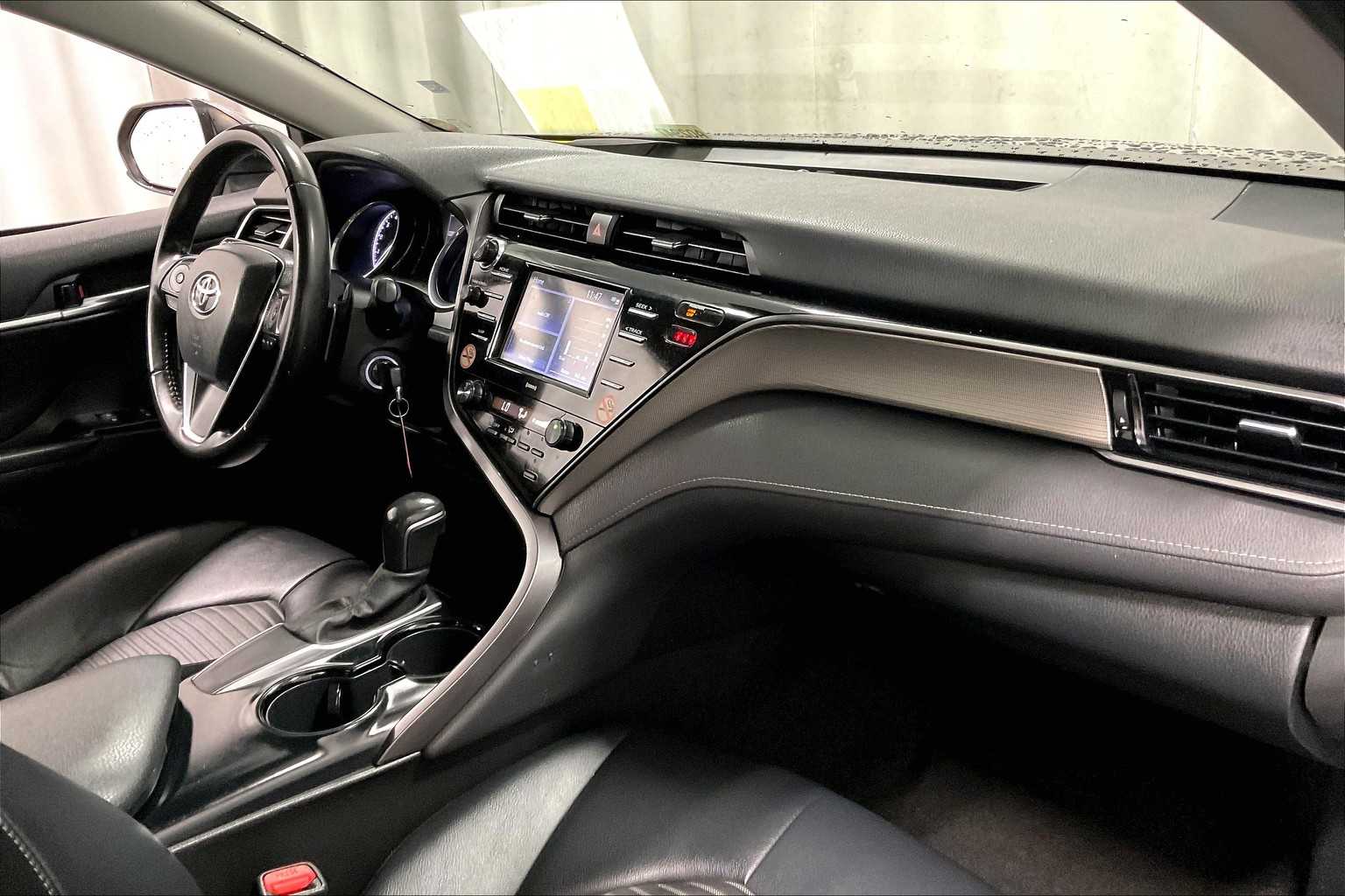 2020 Toyota Camry SE - Photo 14