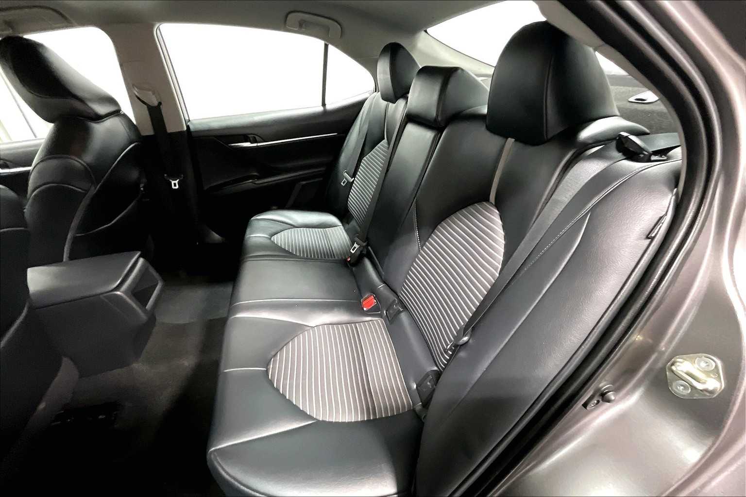 2020 Toyota Camry SE - Photo 15