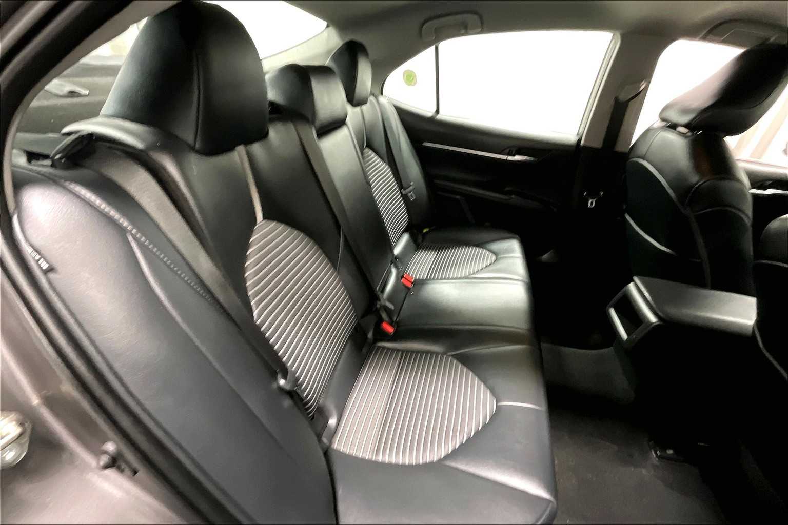 2020 Toyota Camry SE - Photo 16
