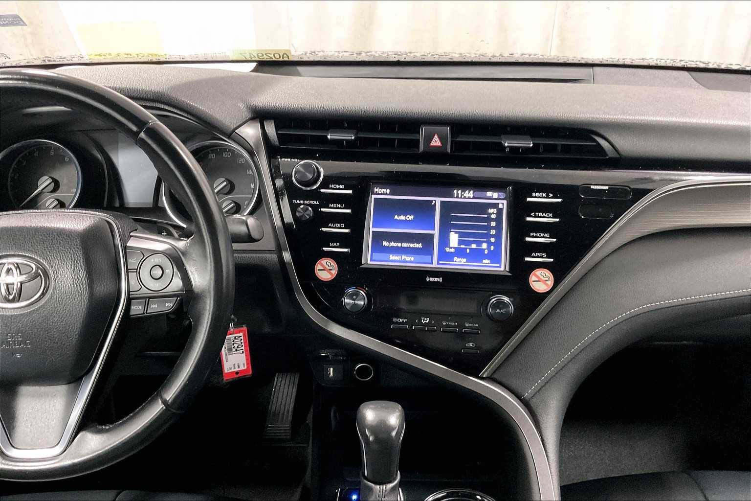 2020 Toyota Camry SE - Photo 18