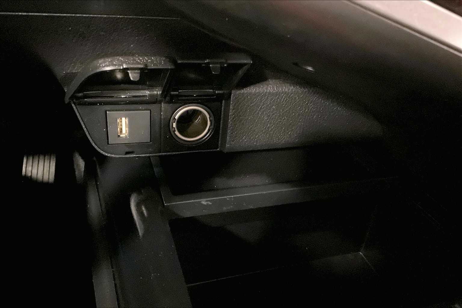 2020 Toyota Camry SE - Photo 26