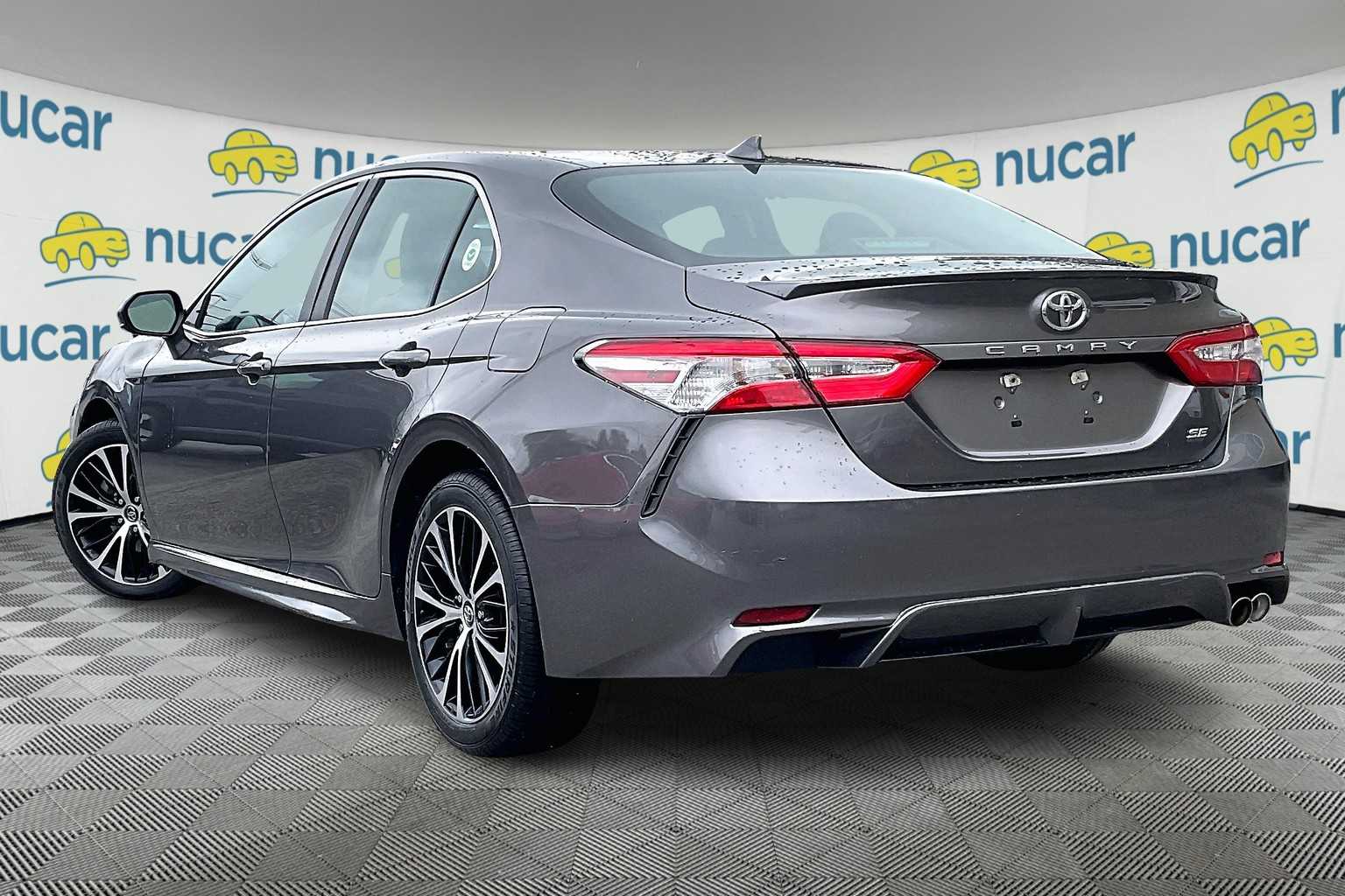 2020 Toyota Camry SE - Photo 4