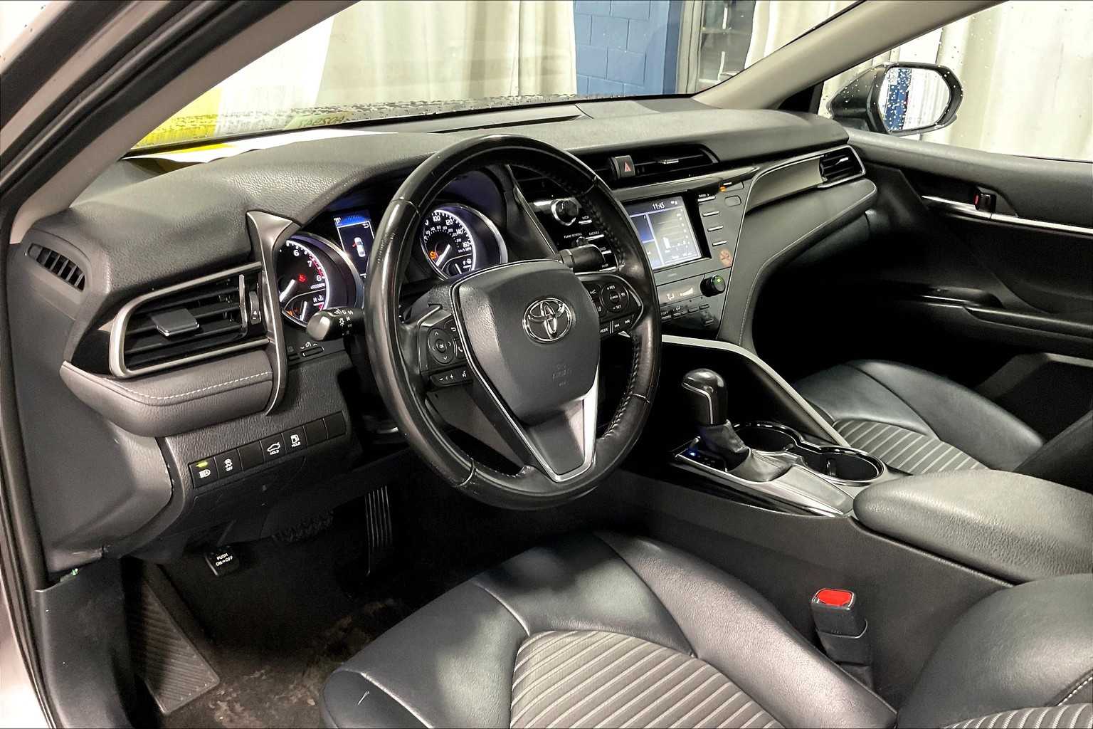 2020 Toyota Camry SE - Photo 8