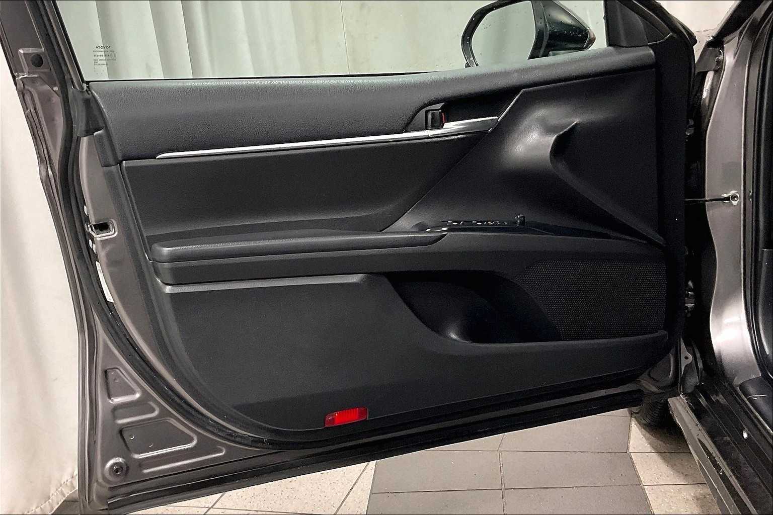 2020 Toyota Camry SE - Photo 9