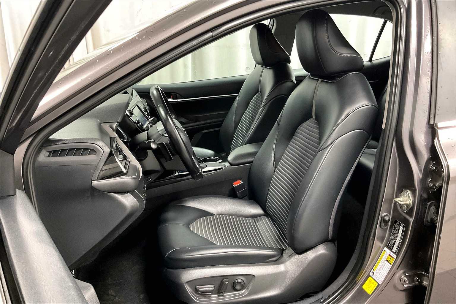 2020 Toyota Camry SE - Photo 10