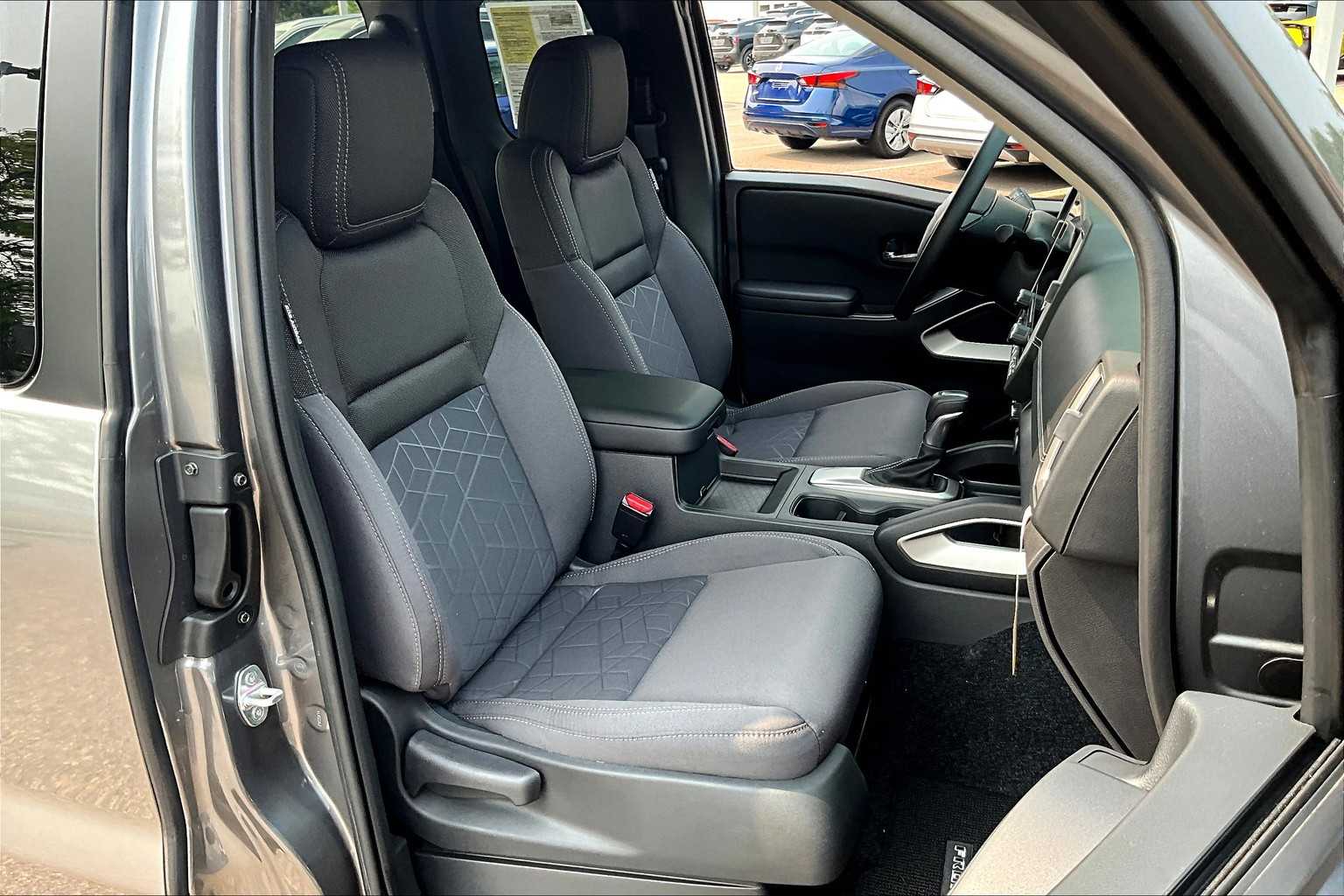 2025 Nissan Frontier SV - Photo 11