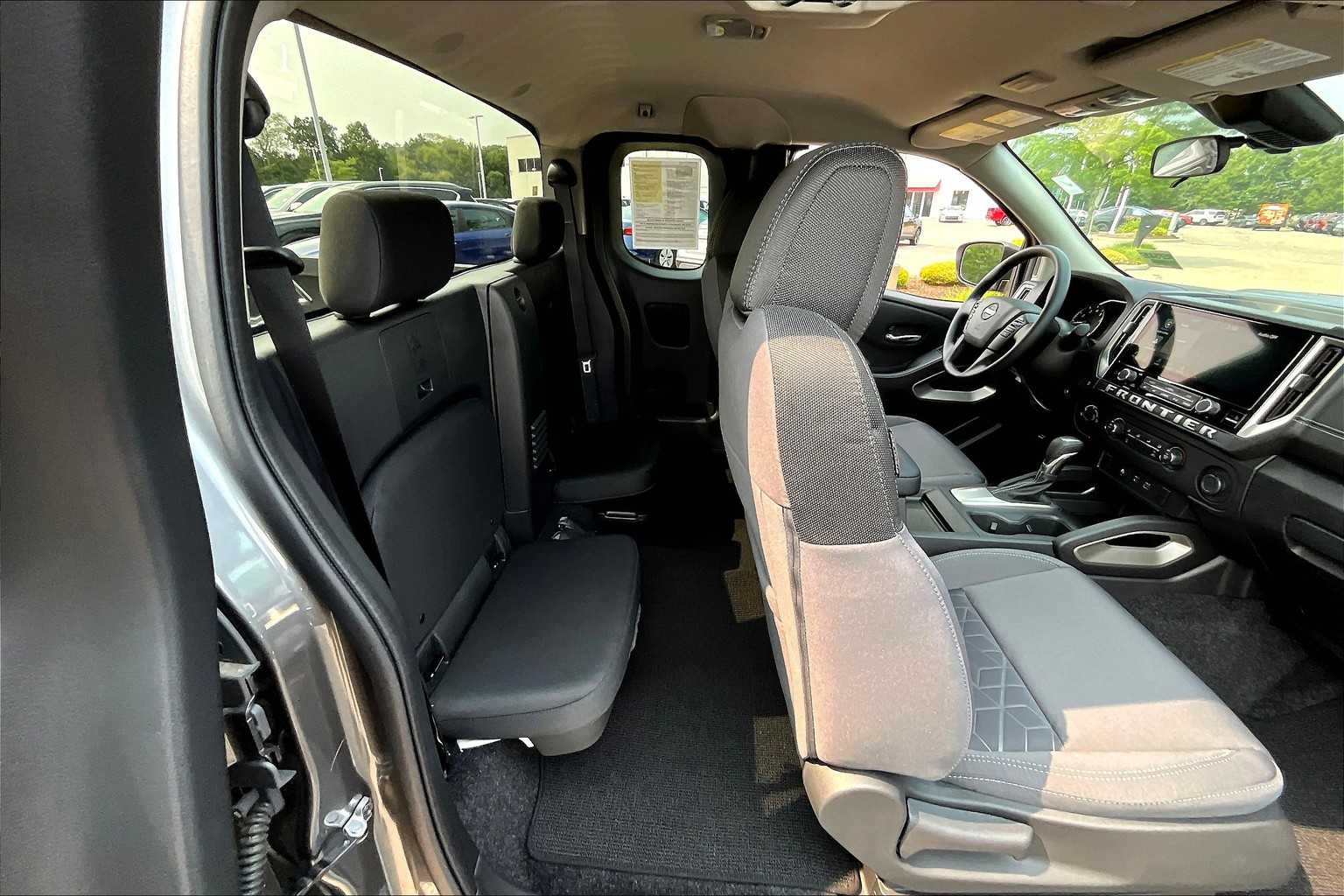 2025 Nissan Frontier SV - Photo 16