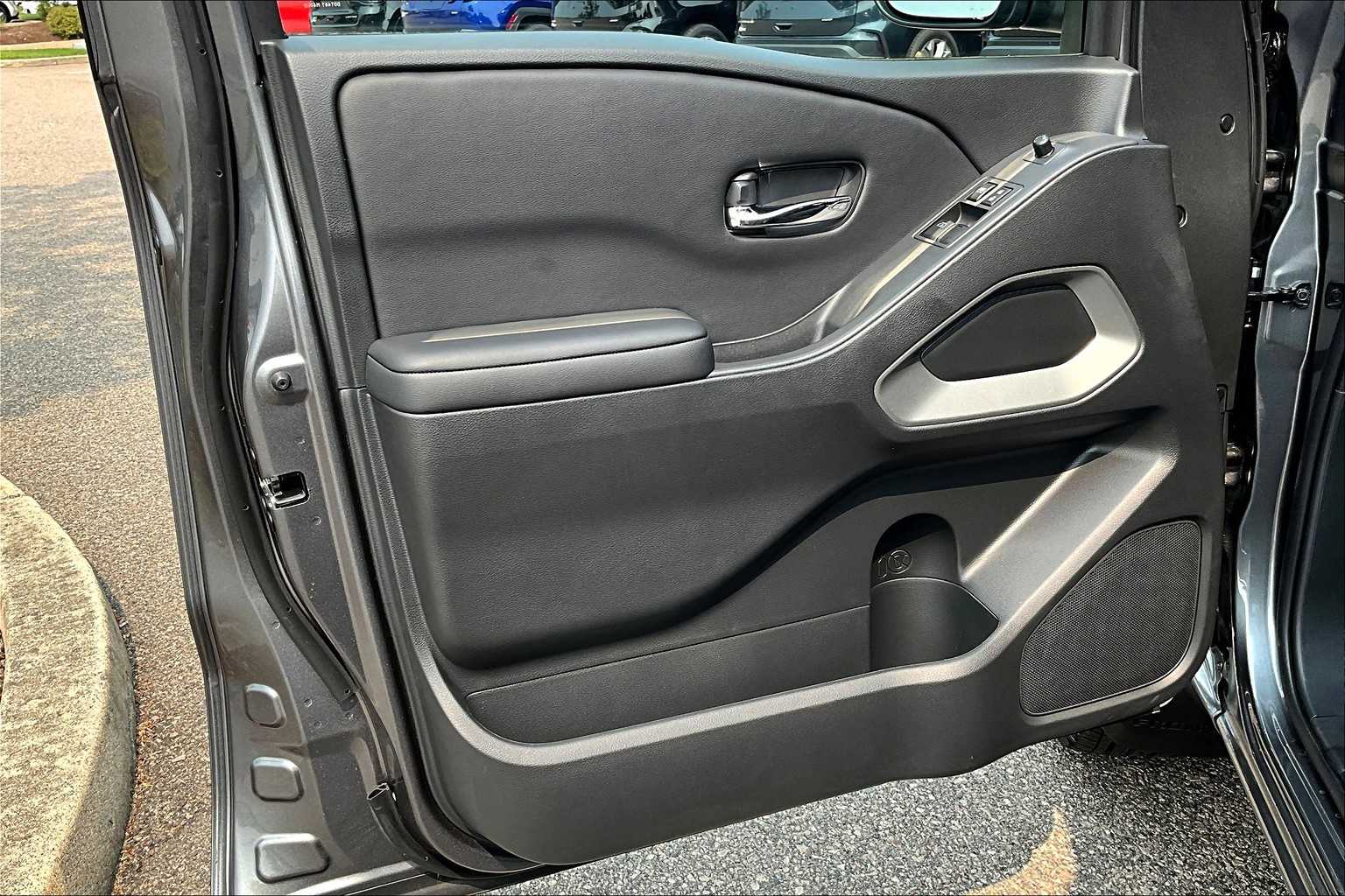 2025 Nissan Frontier SV - Photo 9
