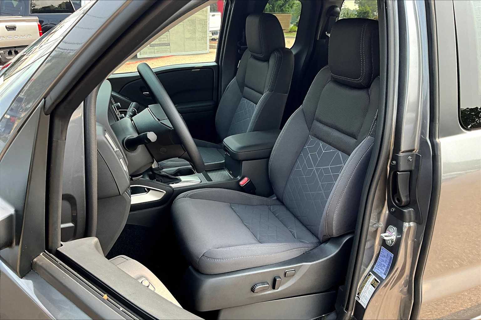 2025 Nissan Frontier SV - Photo 10