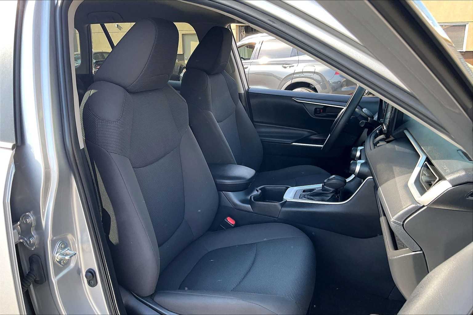 2022 Toyota RAV4 LE - Photo 11