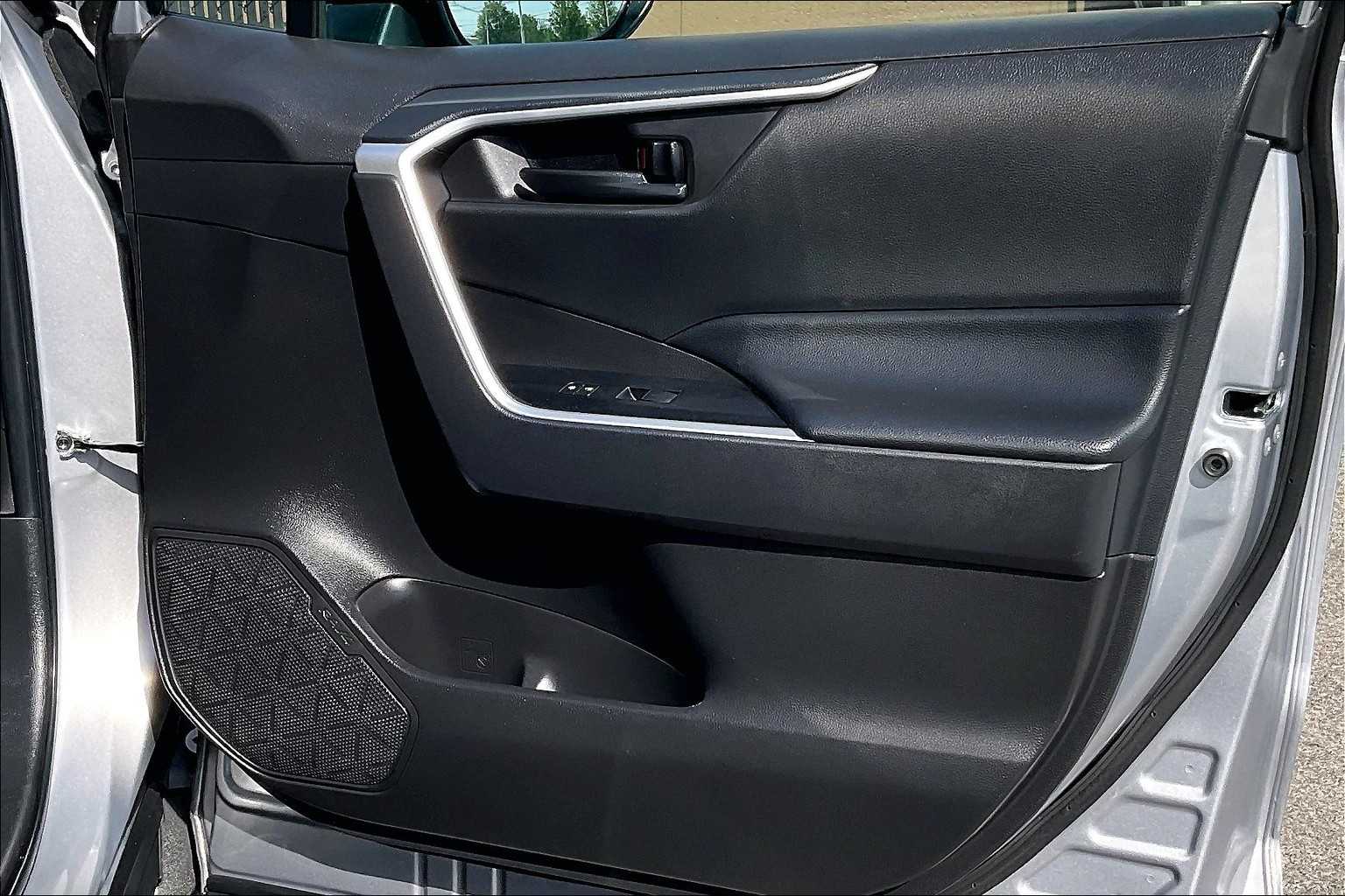2022 Toyota RAV4 LE - Photo 12