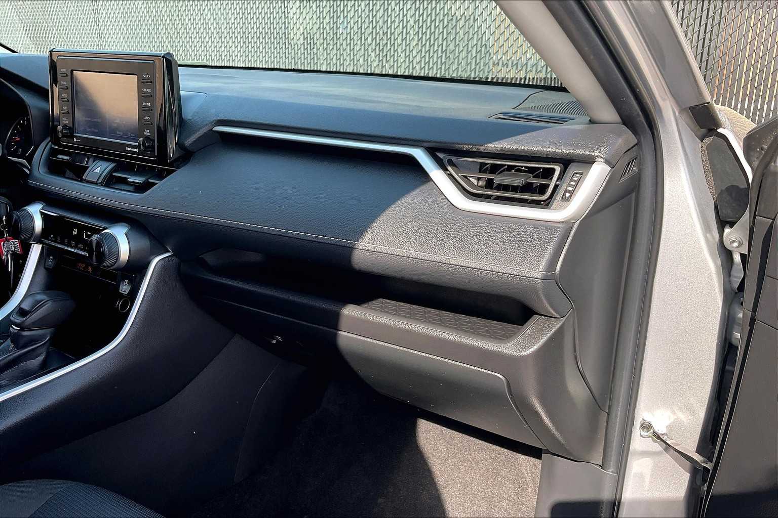 2022 Toyota RAV4 LE - Photo 13