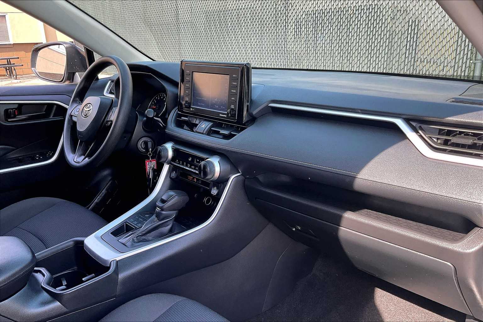 2022 Toyota RAV4 LE - Photo 14