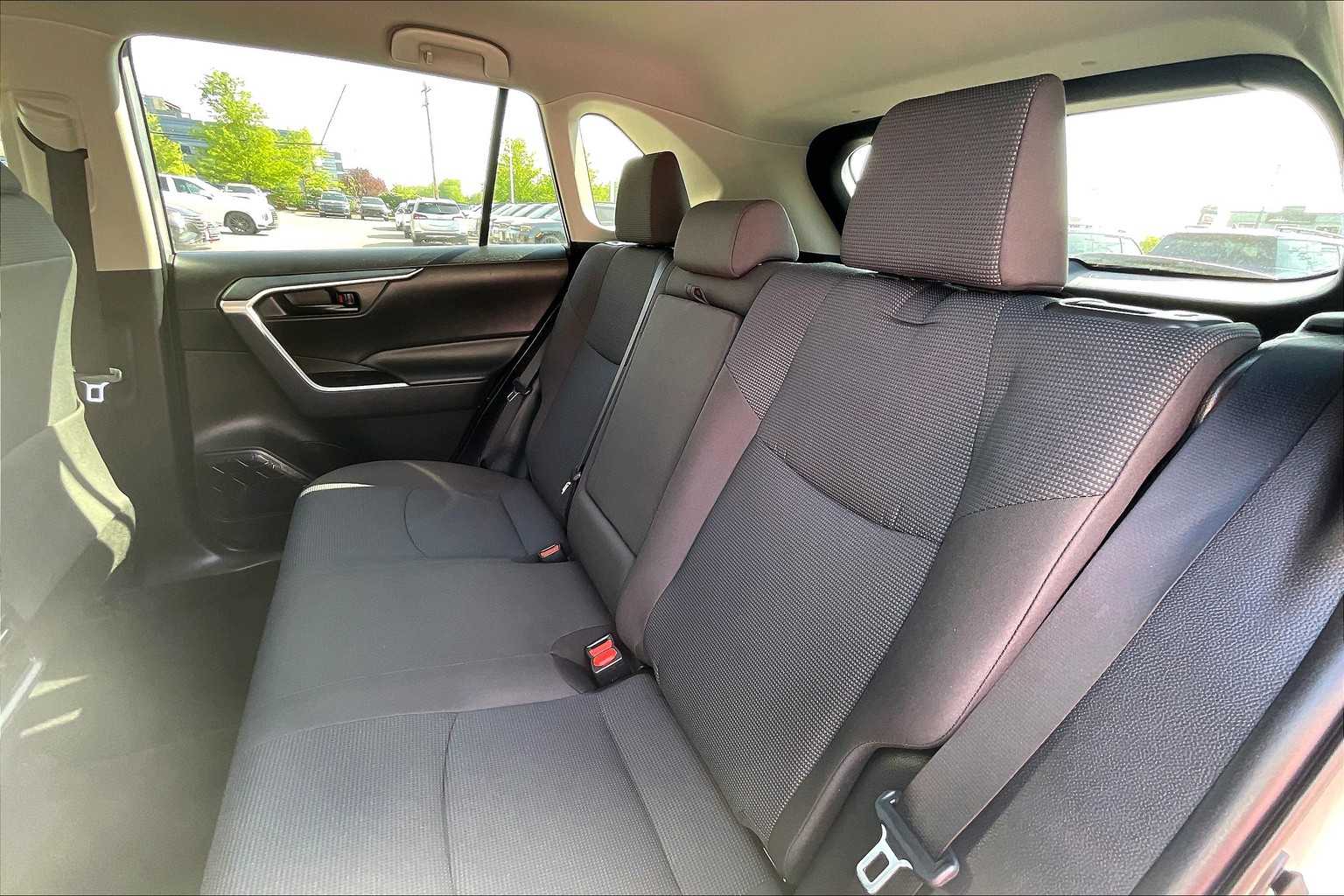 2022 Toyota RAV4 LE - Photo 15