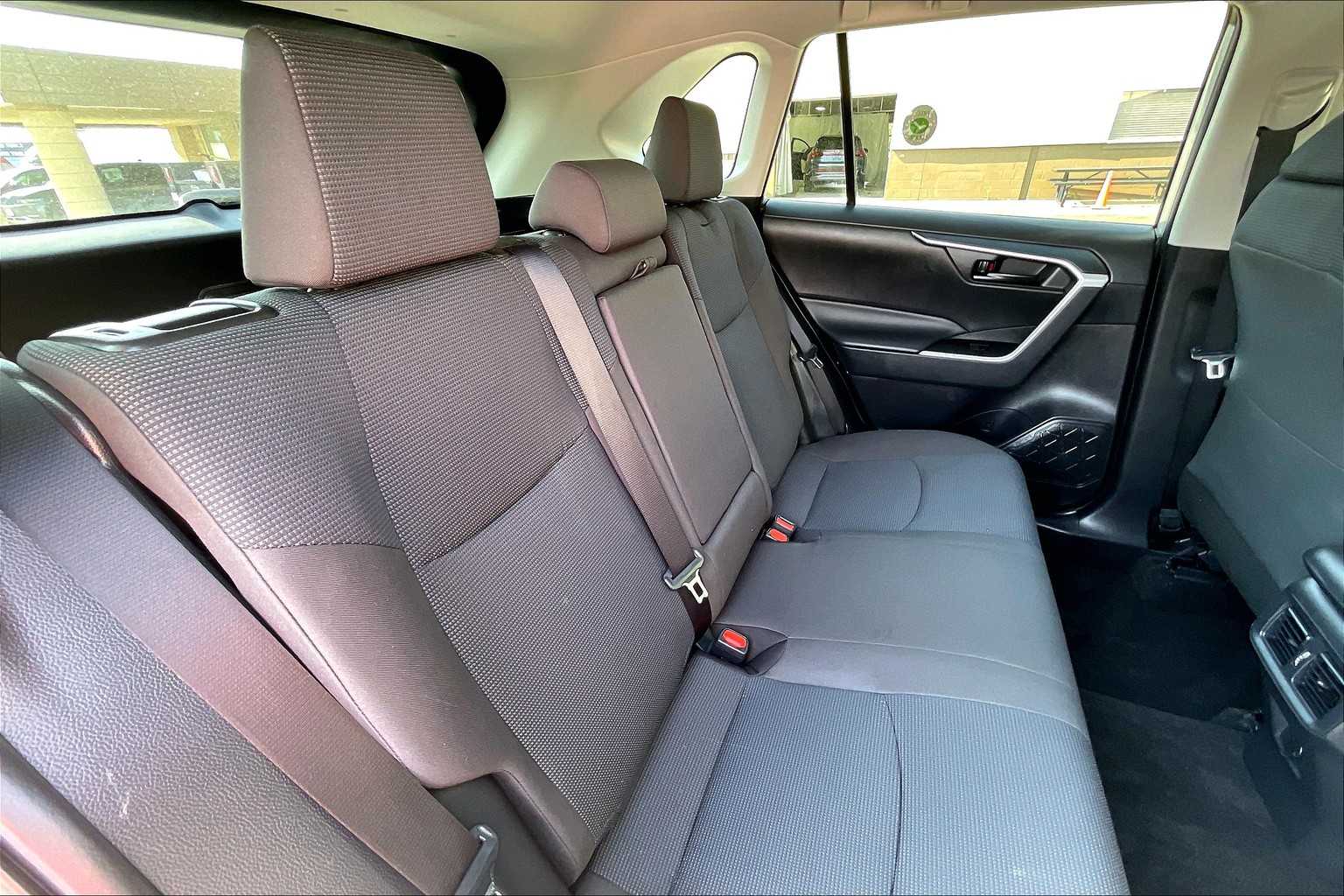 2022 Toyota RAV4 LE - Photo 16