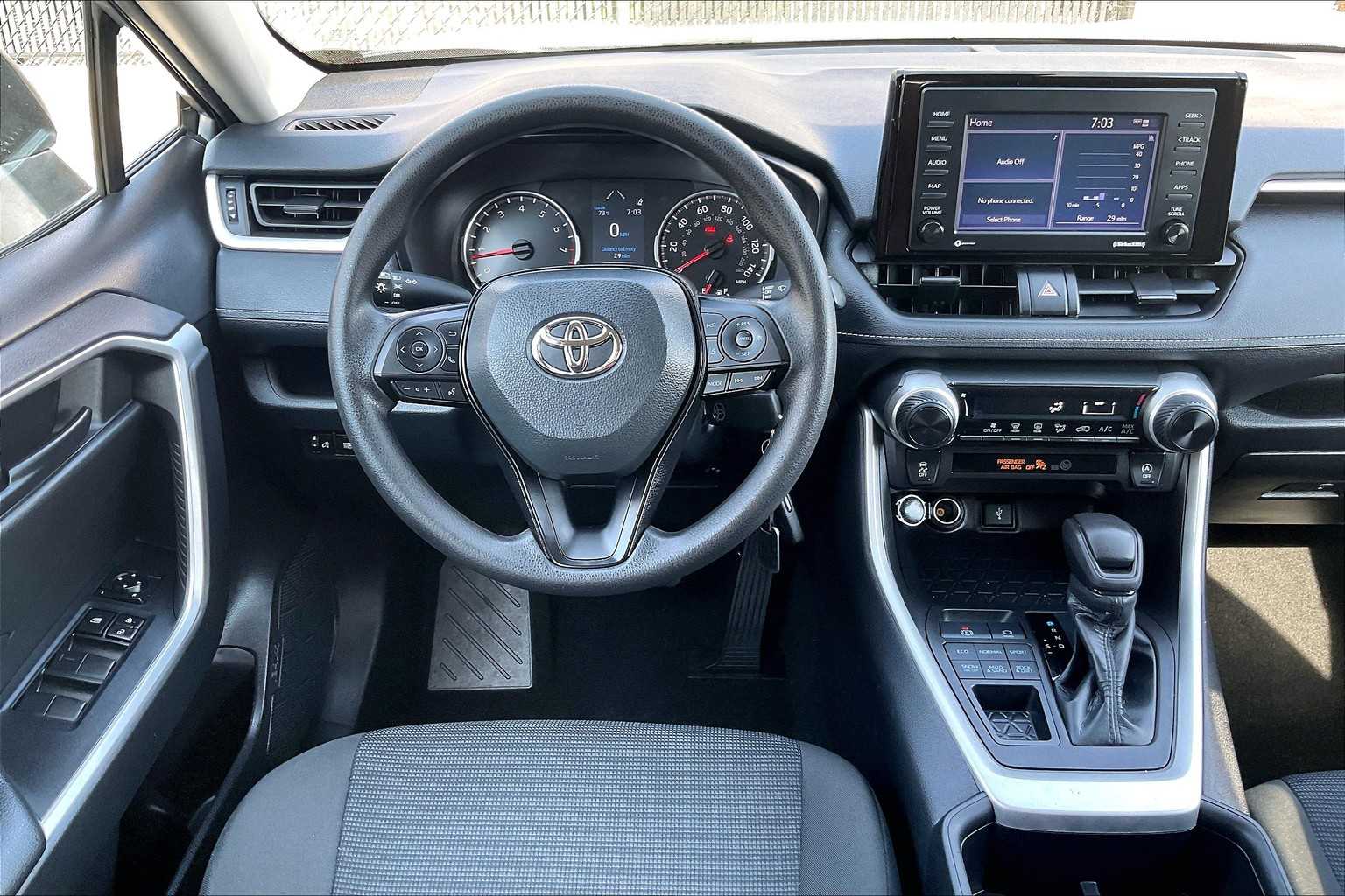 2022 Toyota RAV4 LE - Photo 17