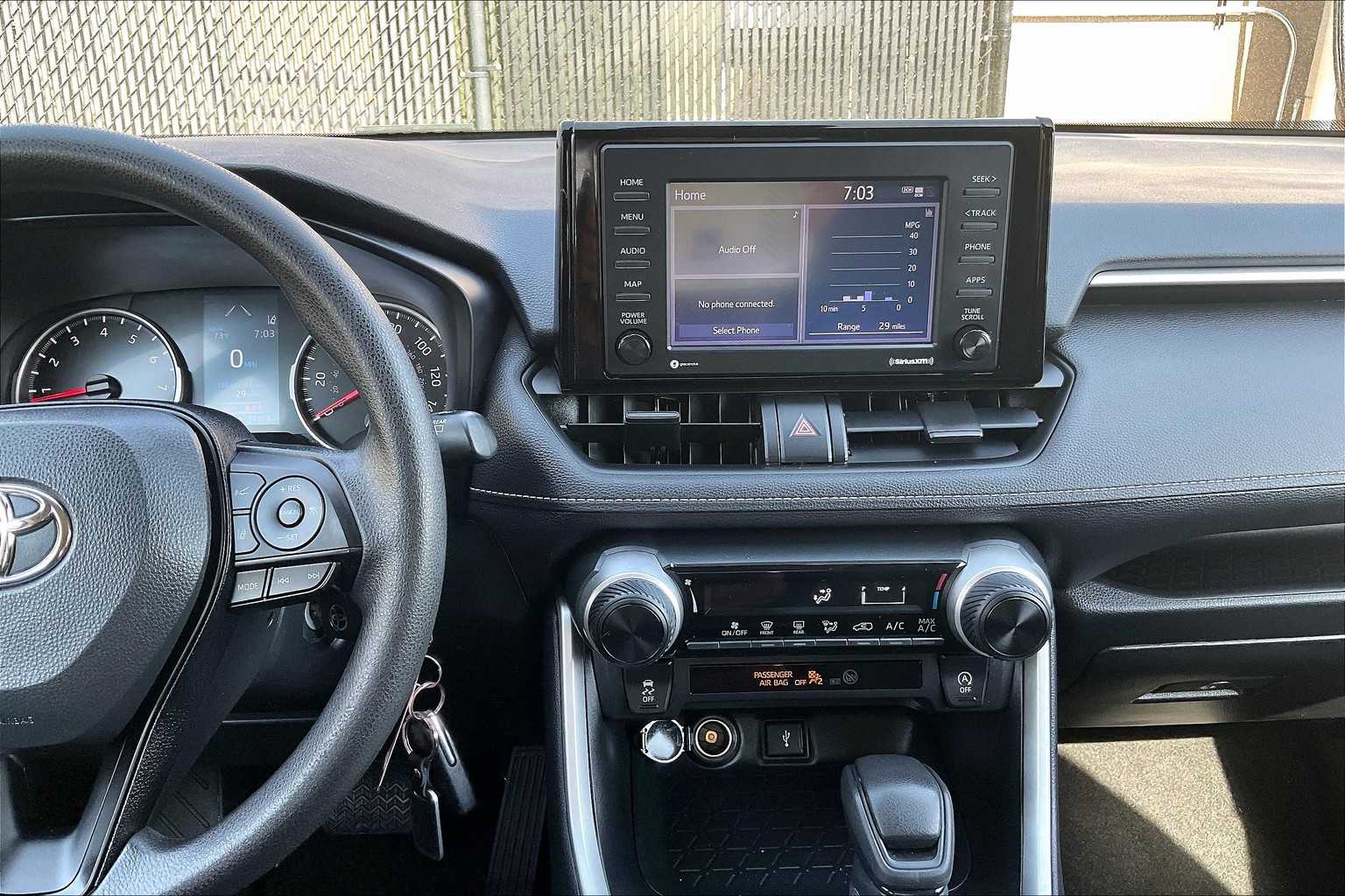 2022 Toyota RAV4 LE - Photo 18