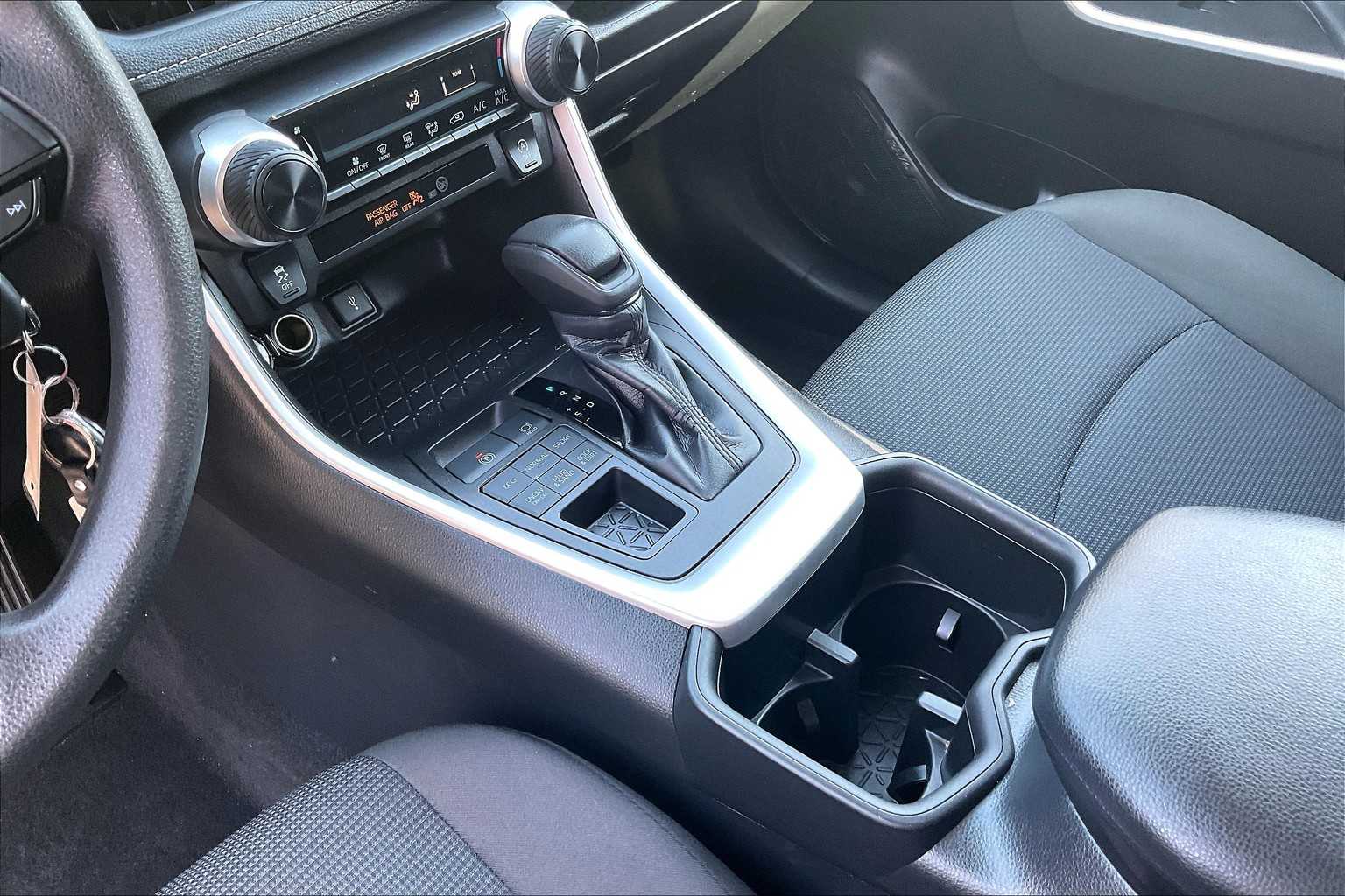 2022 Toyota RAV4 LE - Photo 20