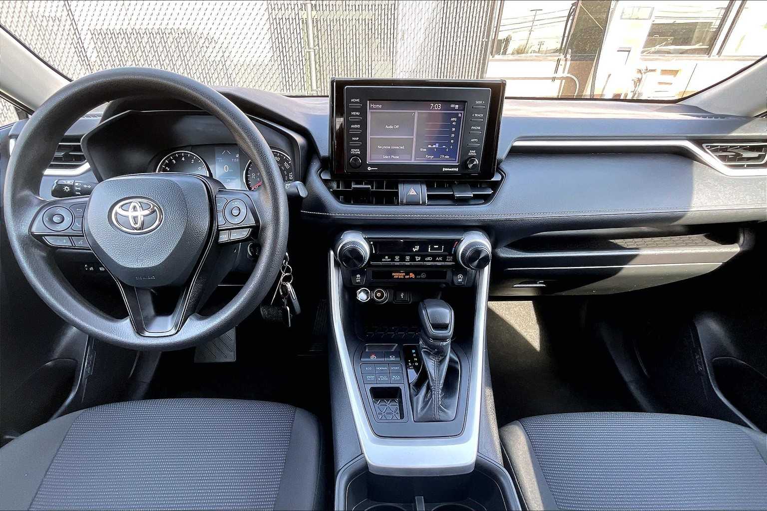 2022 Toyota RAV4 LE - Photo 21