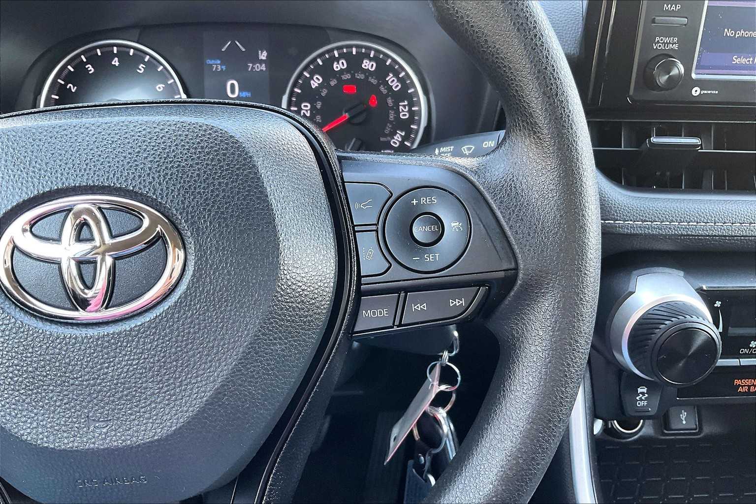 2022 Toyota RAV4 LE - Photo 23